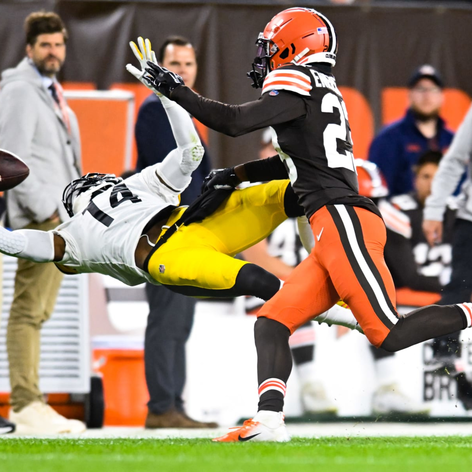 George Pickens recreates the Odell Beckham legendary one-handed catch and  it is glorious