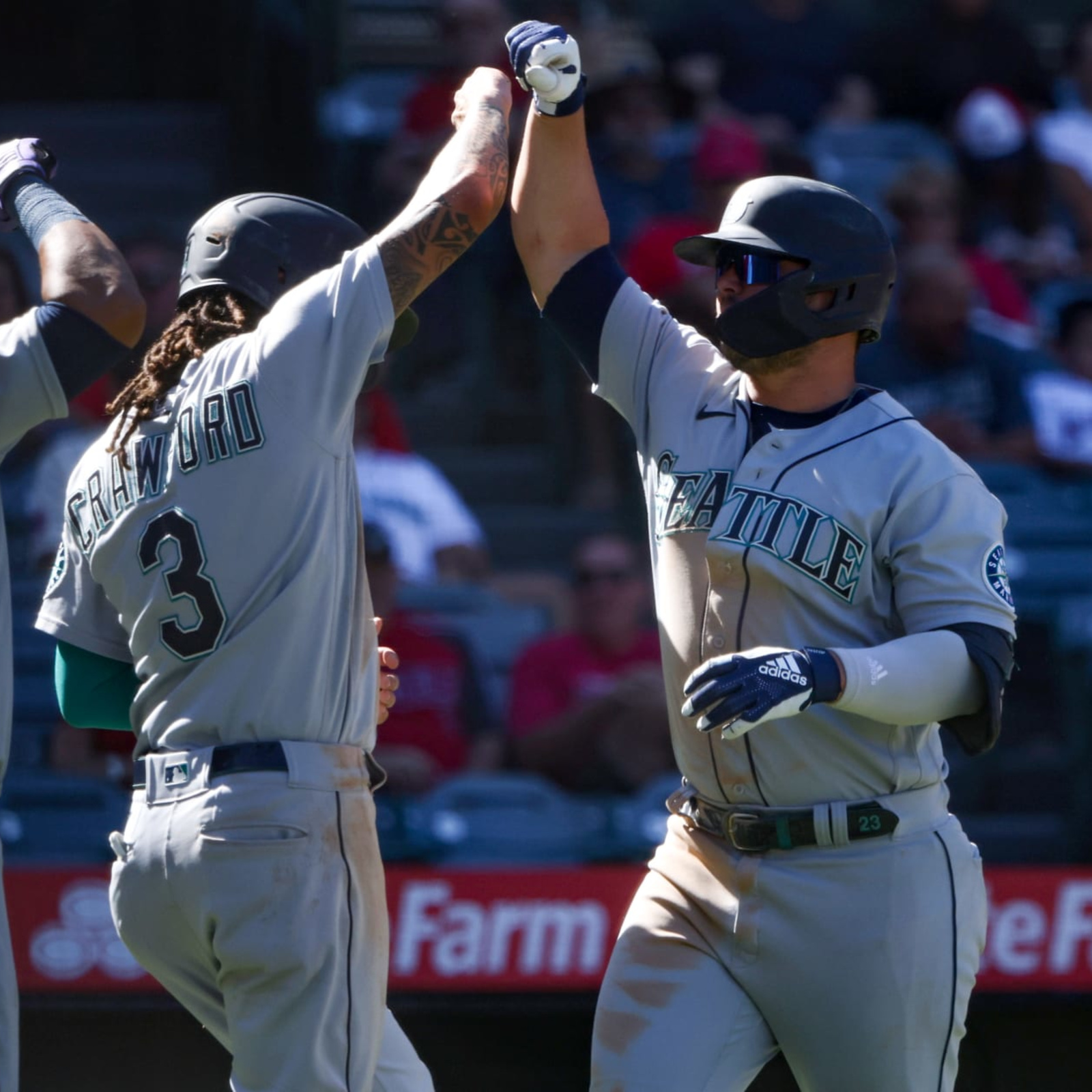 Jesse Winker agrees to two-year contract with Mariners