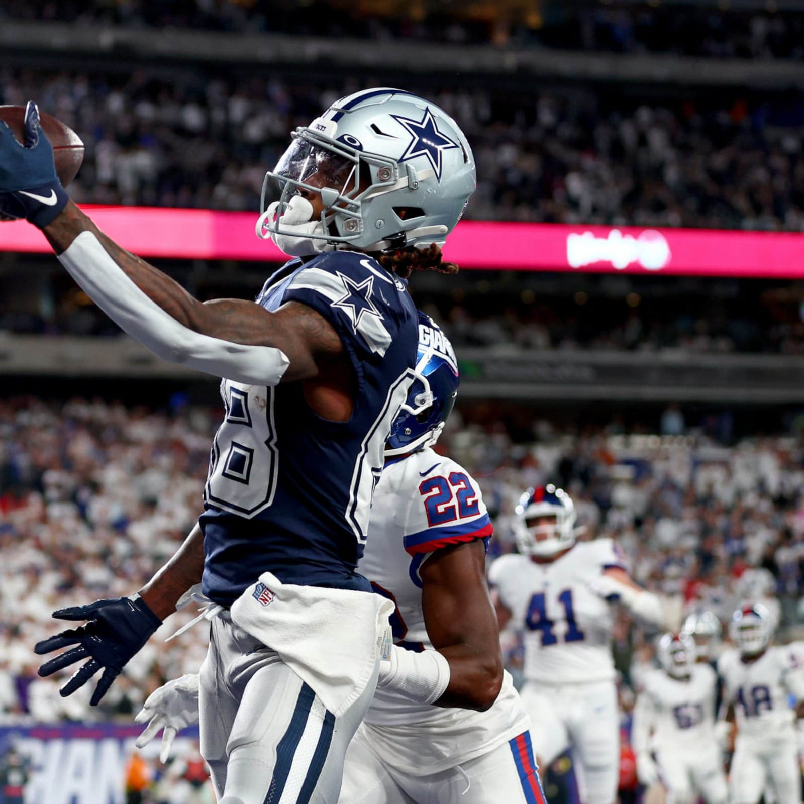 LeBron James loses it after Cowboys WR CeeDee Lamb's 1-handed catch vs.  Giants