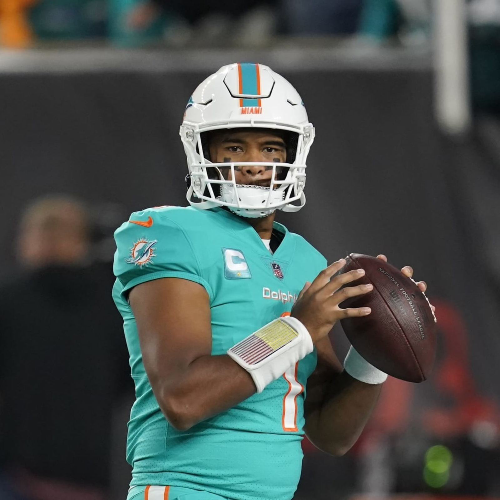 Teddy Bridgewater injury update: Dolphins QB can't throw football yet with  dislocated pinky, iffy for Week 18 