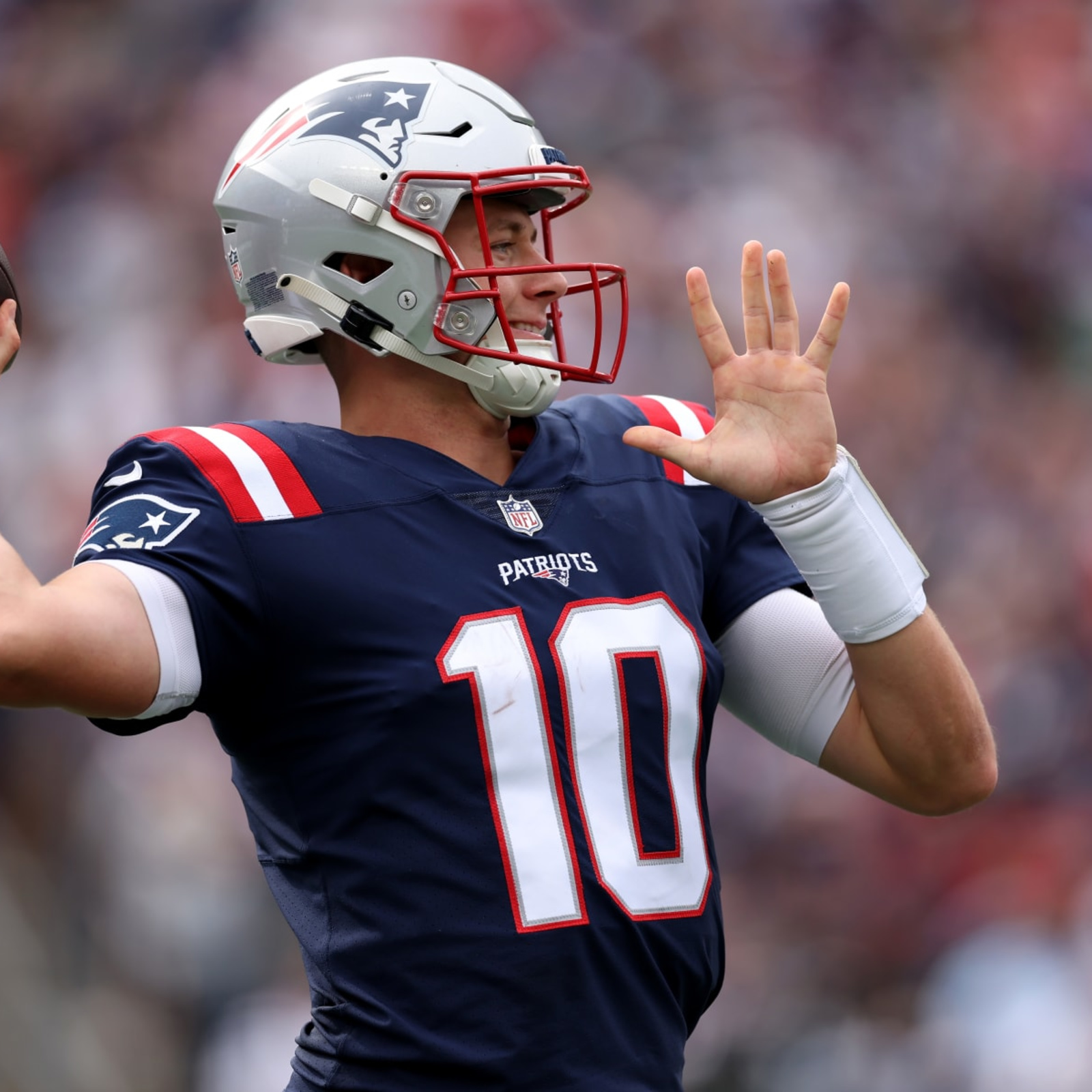 Pats QB Jones (ankle) ruled out vs. Packers, Hoyer to start