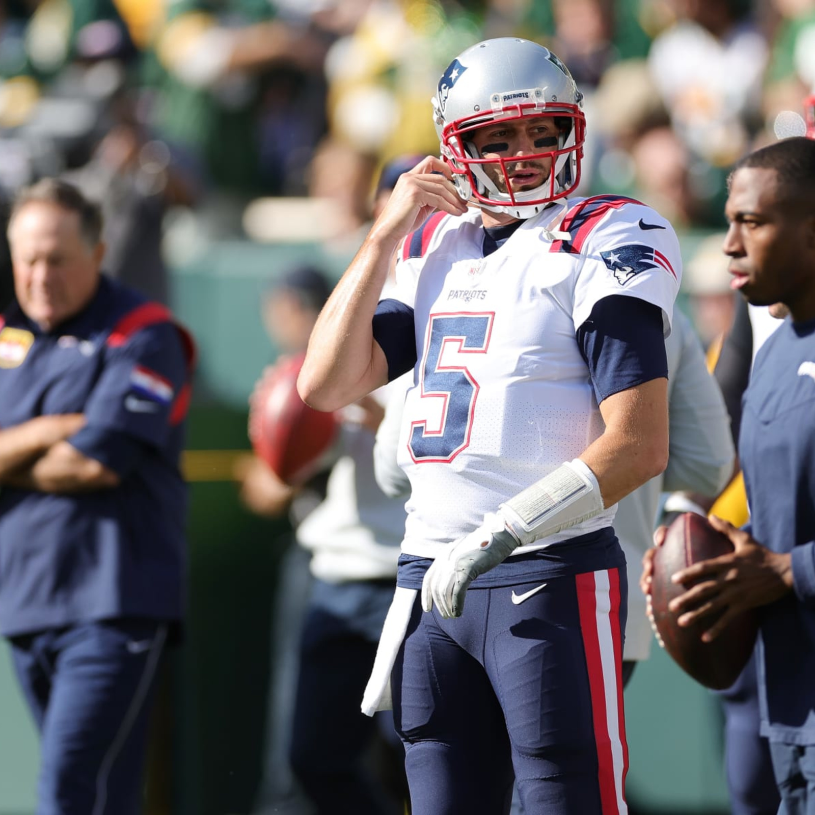 Patriots QB Hoyer taken to locker room after big sack by Packers