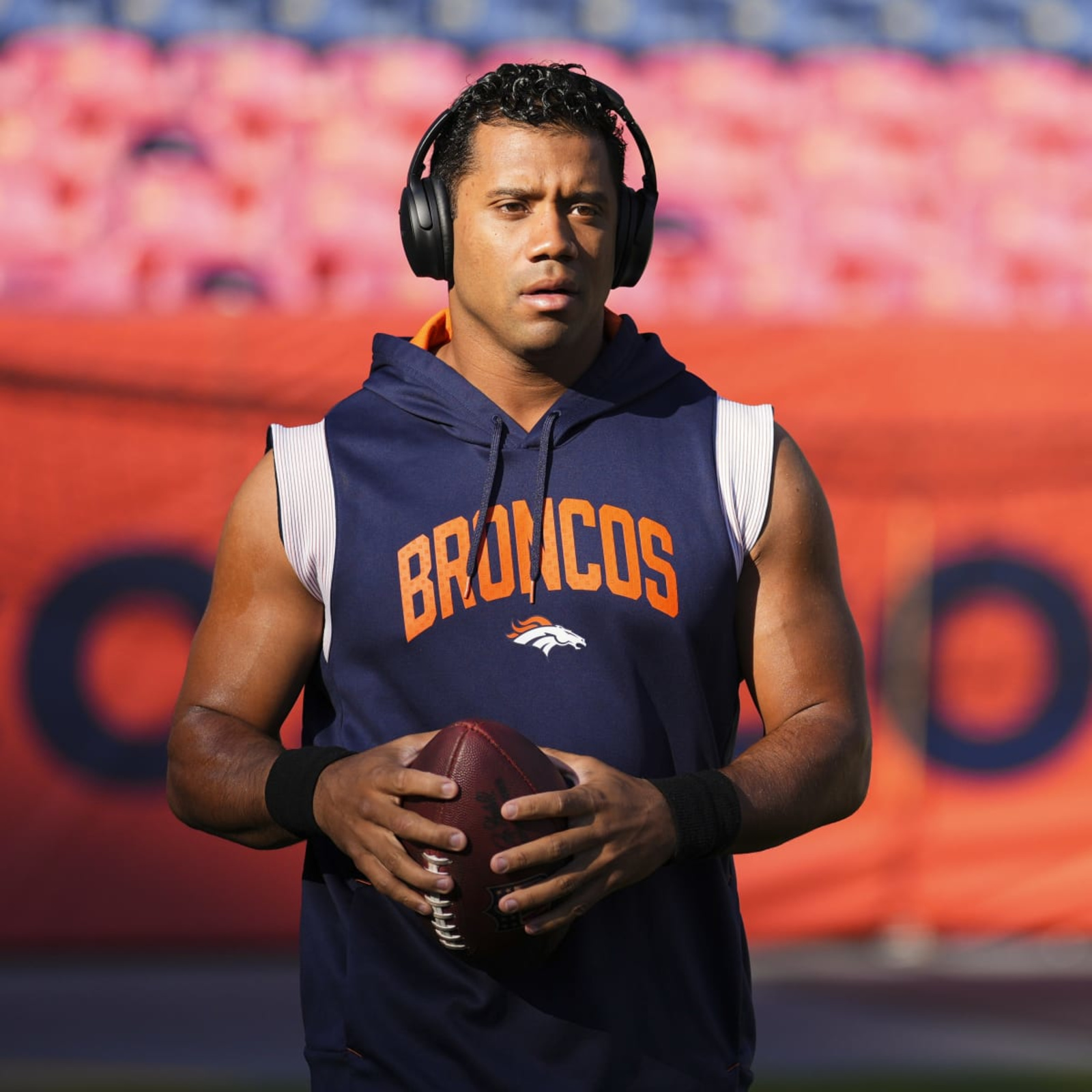 Broncos' Russell Wilson expected to play Monday night vs. Chargers after  undergoing shoulder procedure 