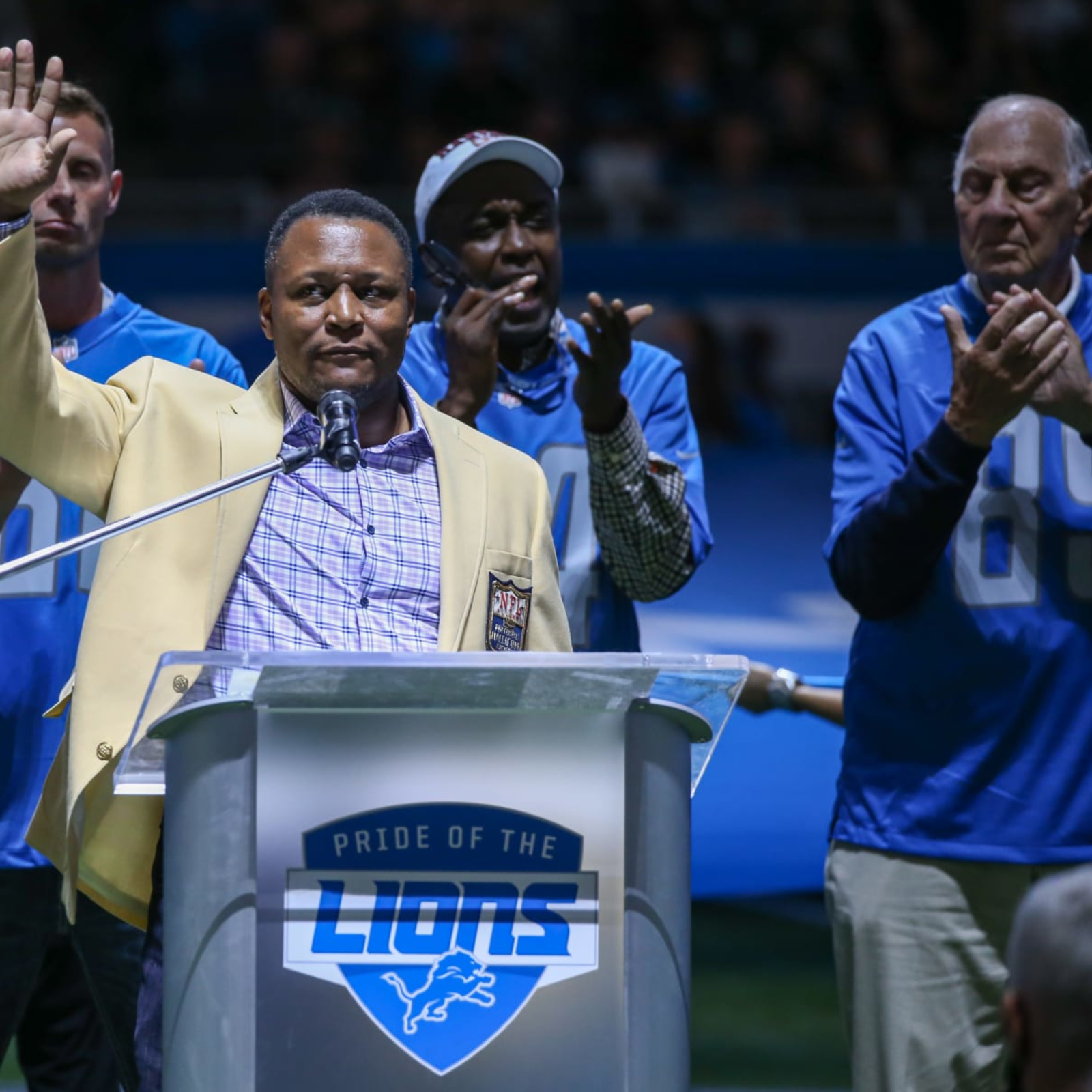 Statue of Lions legend Barry Sanders unveiled at Ford Field