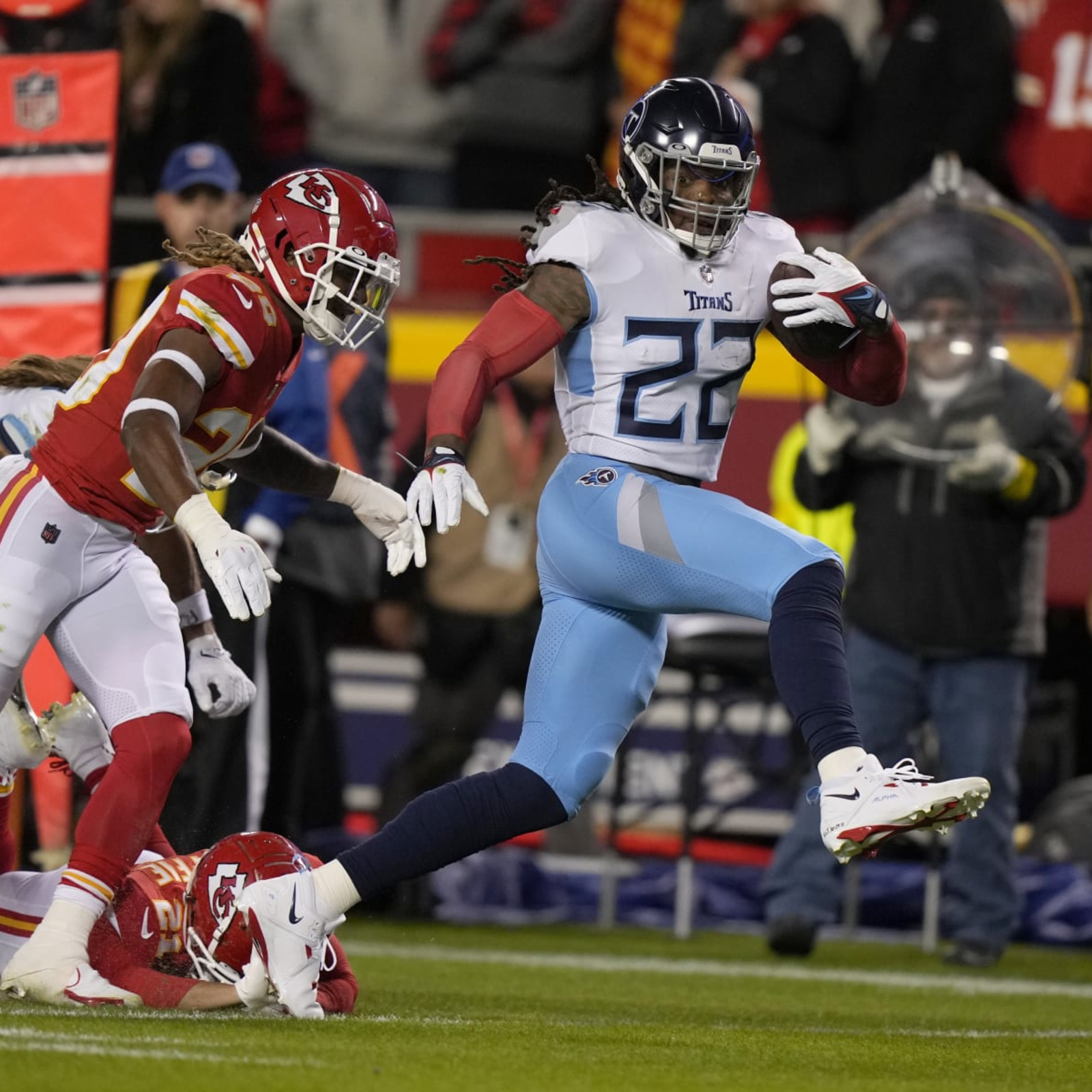 Tennessee Titans start strong, then just hang on against