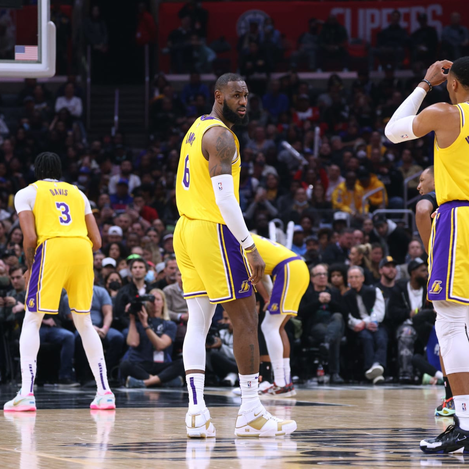 LeBron James apologizes to Lakers fans, promises team will fix things -  Silver Screen and Roll