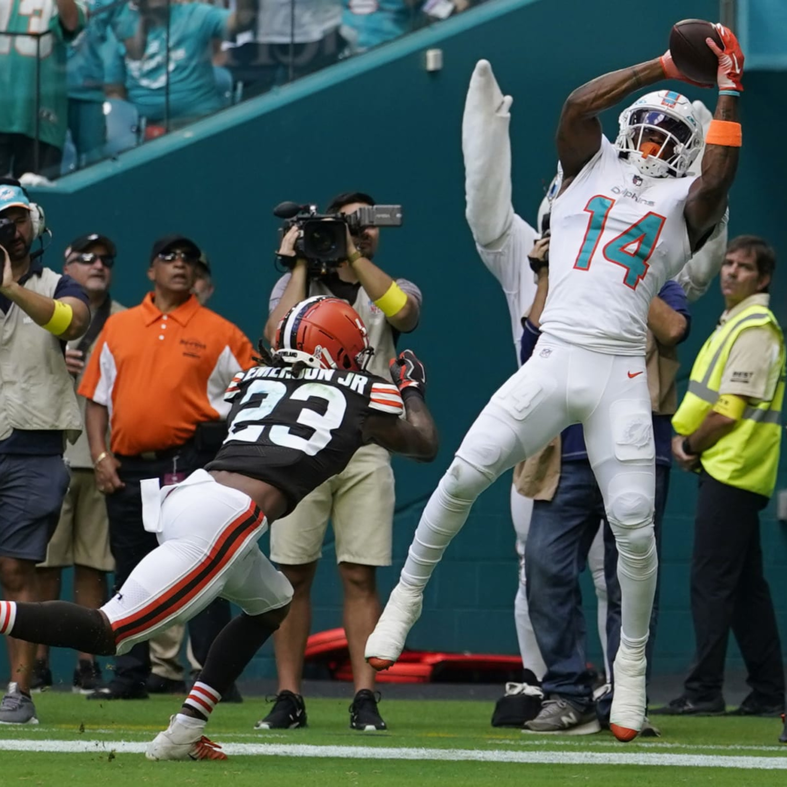 Browns defense fails to stop Dolphins in blowout loss