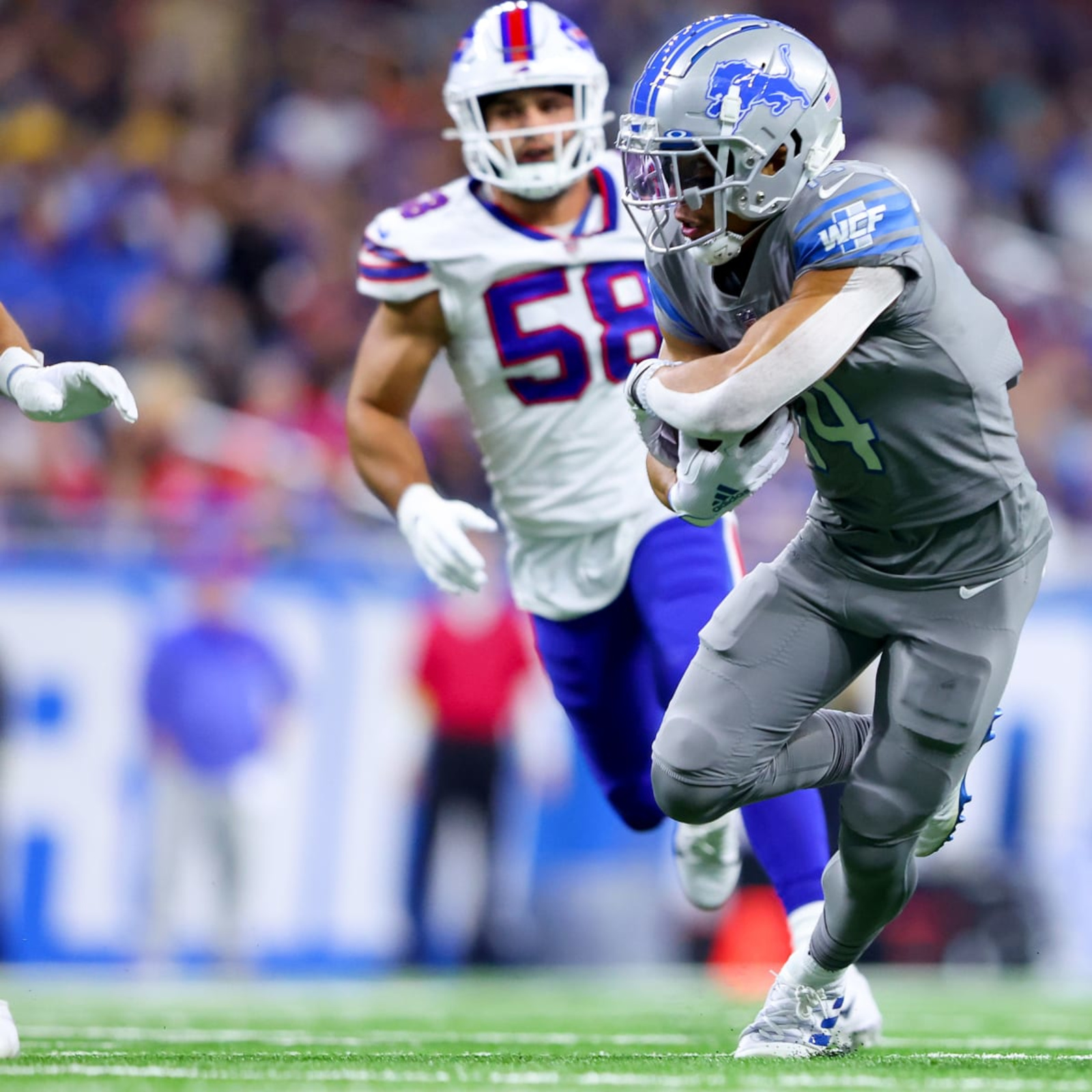 Amon-Ra St. Brown wears perfect USC jersey before he smacks Bills' DBs