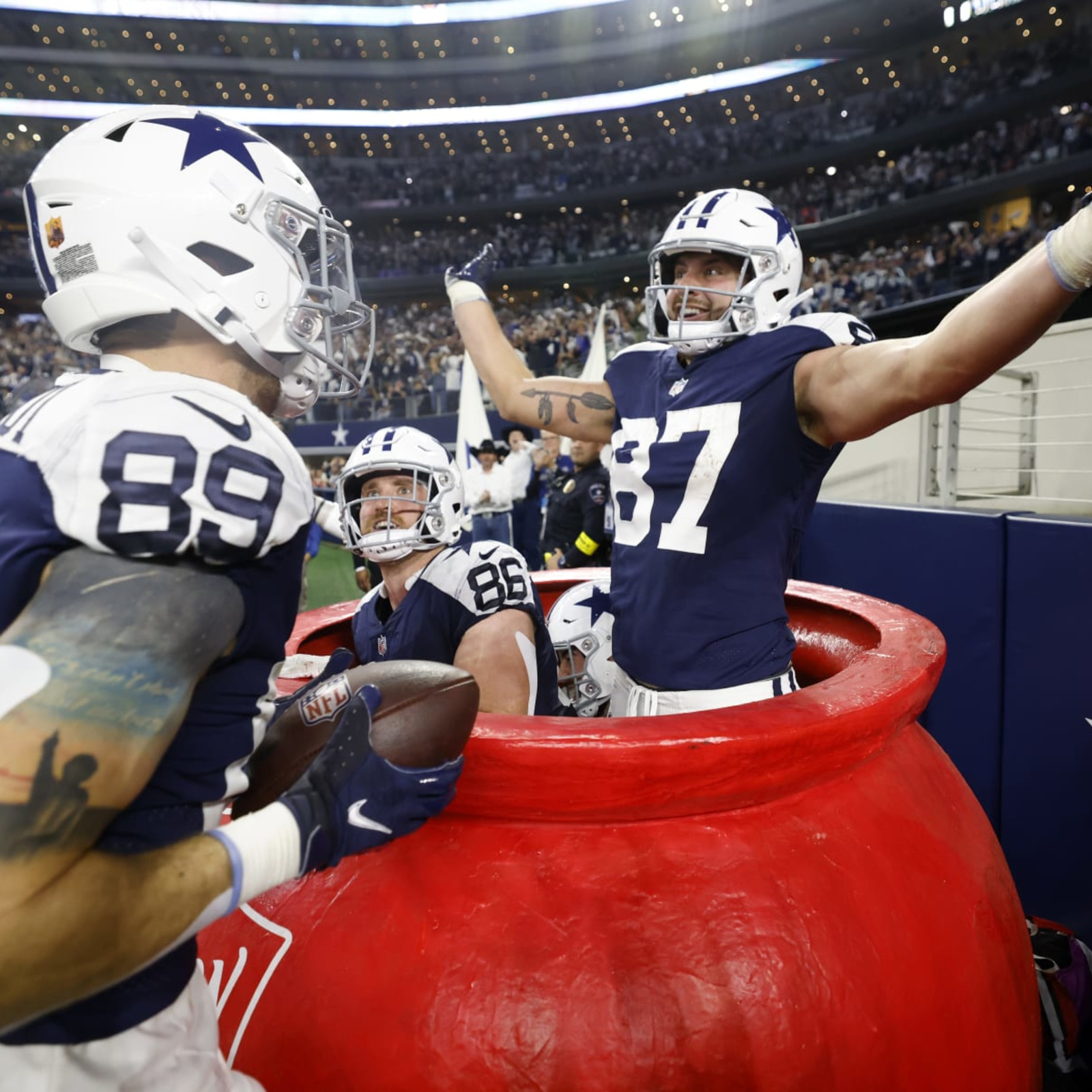 Cowboys TEs play live Whac-A-Mole to celebrate vs. Giants