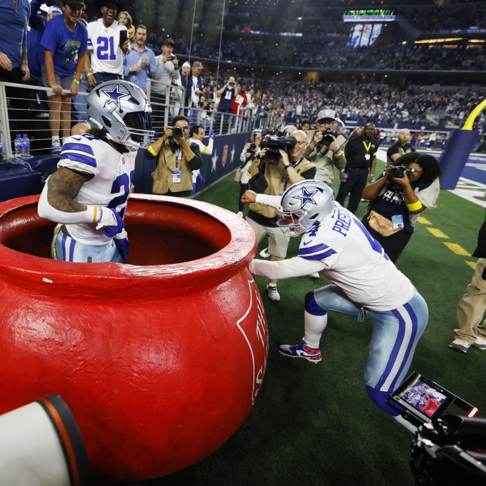 Cowboys star Ezekiel Elliott blasts NFL after fine for post-TD