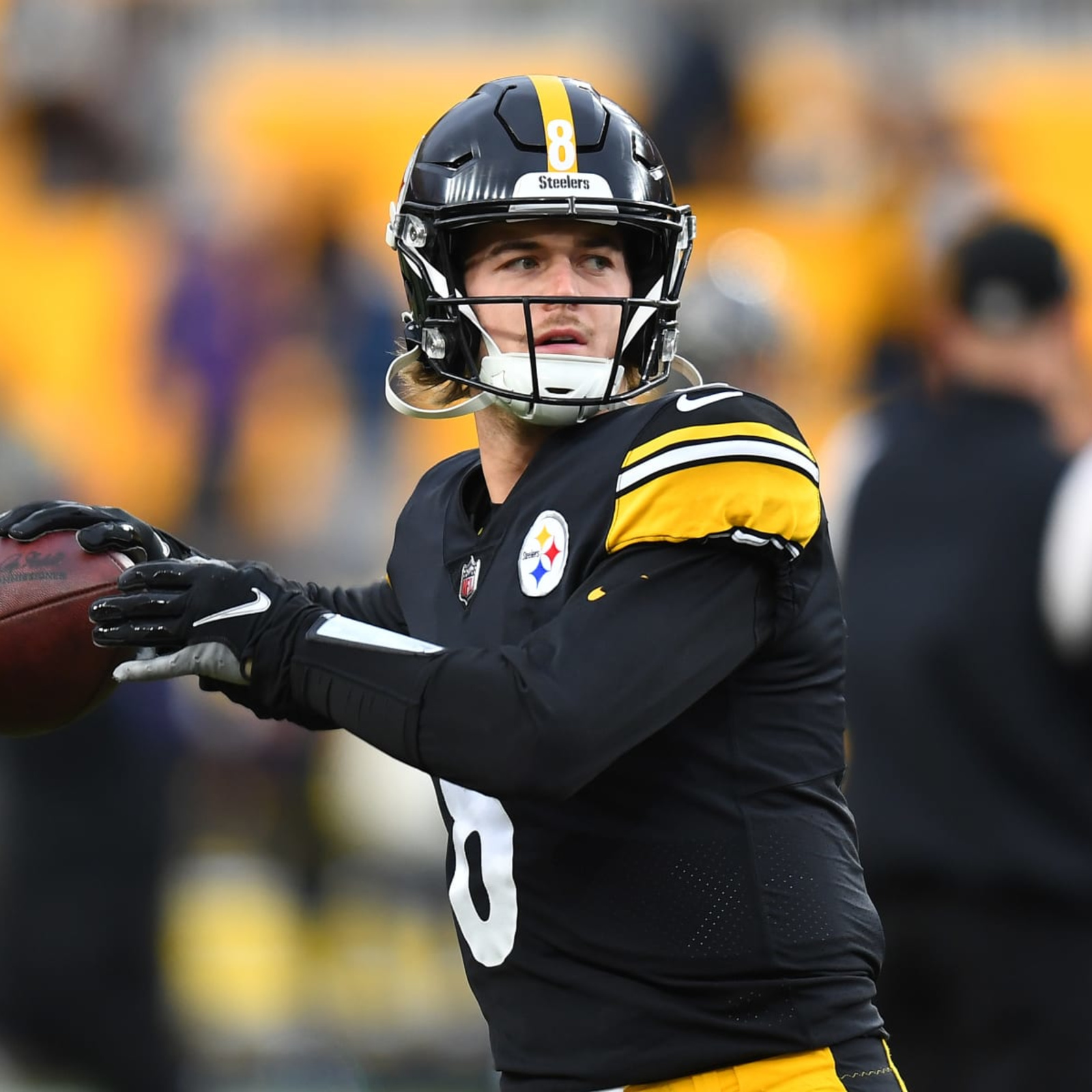 Steelers QB Kenny Pickett knocked out of game at Texans with knee injury