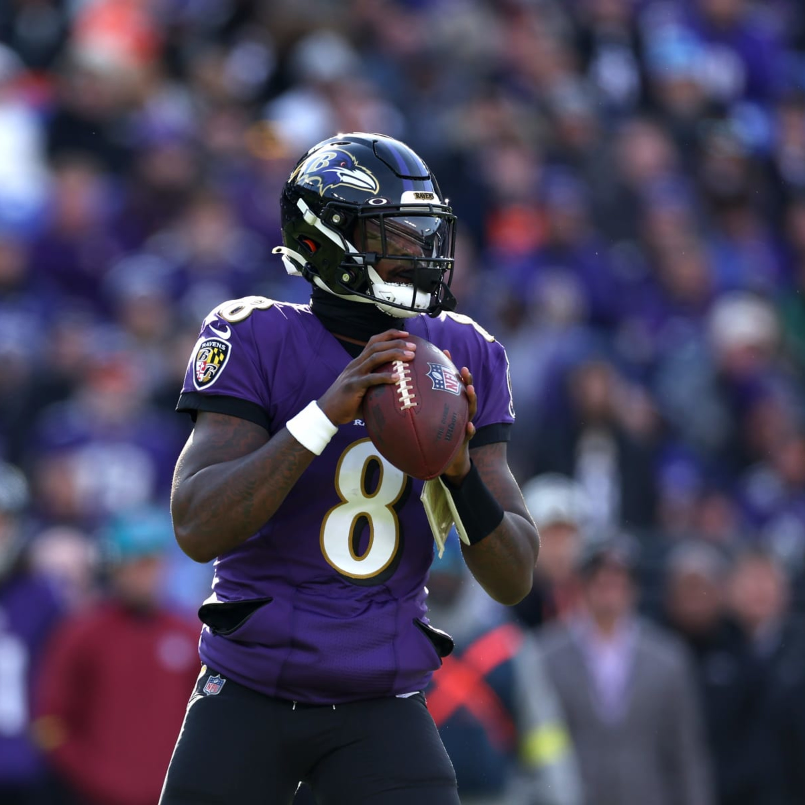 Ravens lose Lamar Jackson to injury but beat Broncos, 10-9