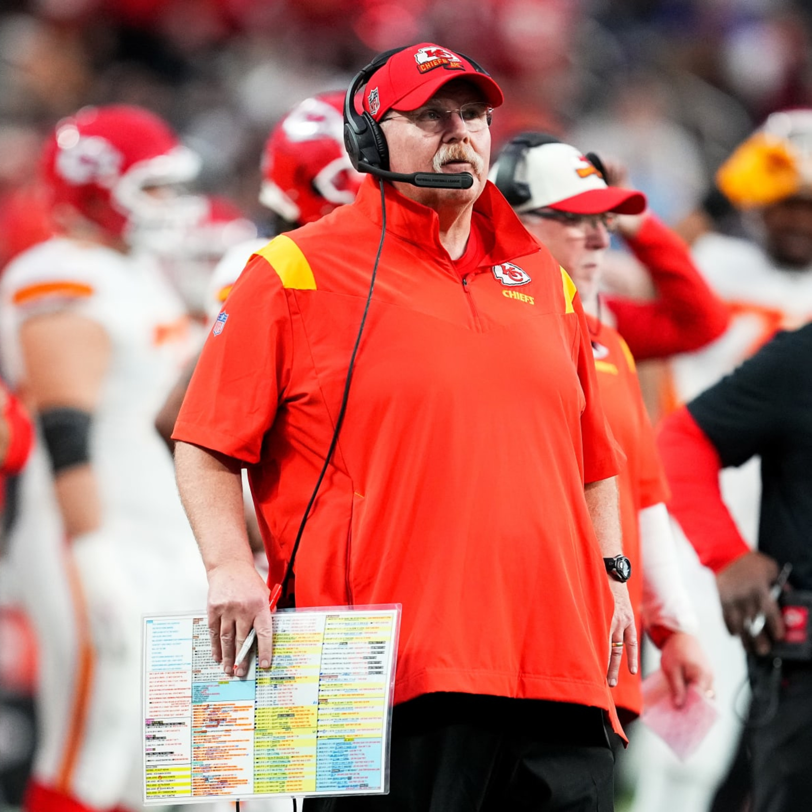 Chiefs' spinning huddle sets up trick play vs. Raiders