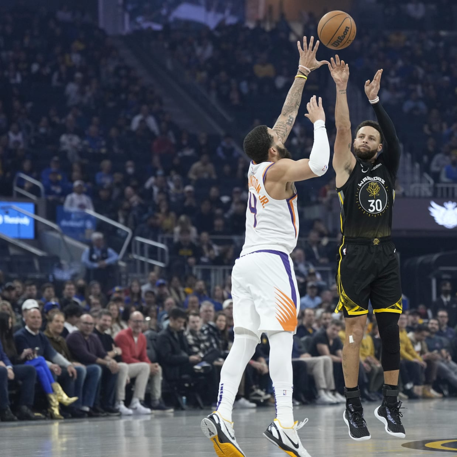 Why Stephen Curry wears a full shooting sleeve on one arm during Warriors  games