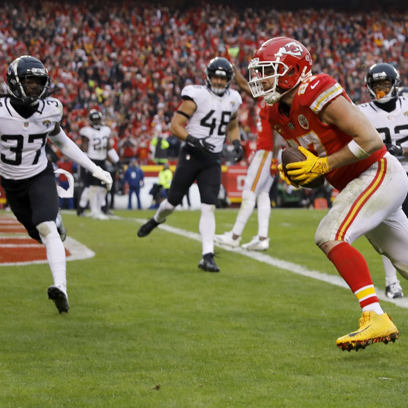 Travis Kelce sets another playoff record in Chiefs' win over Jaguars