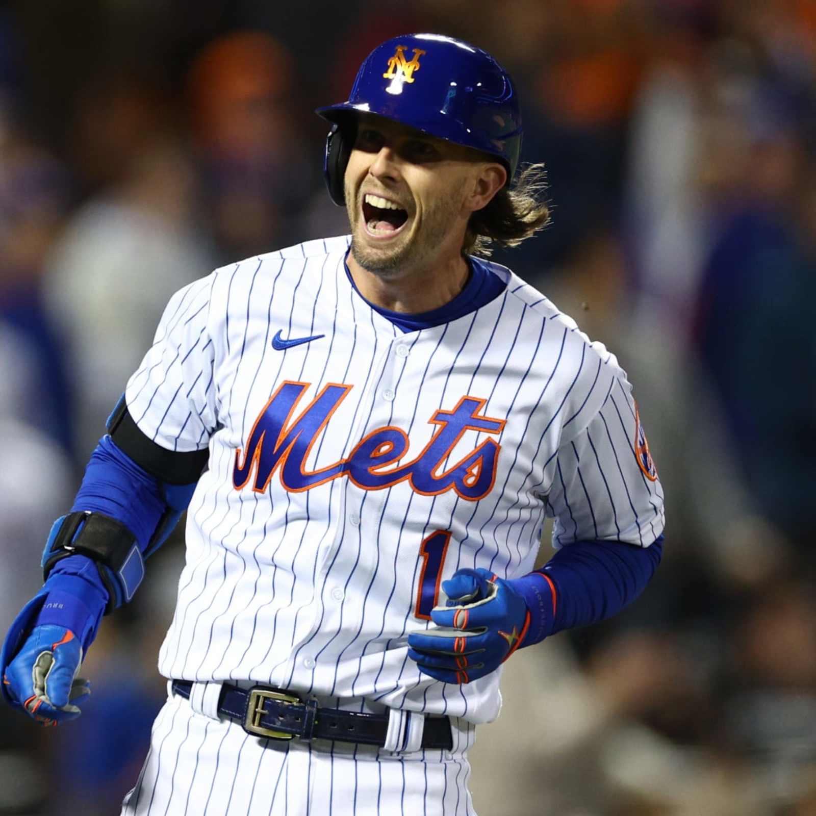 Sports digest: Mets, batting champ Jeff McNeil agree on 4-year deal