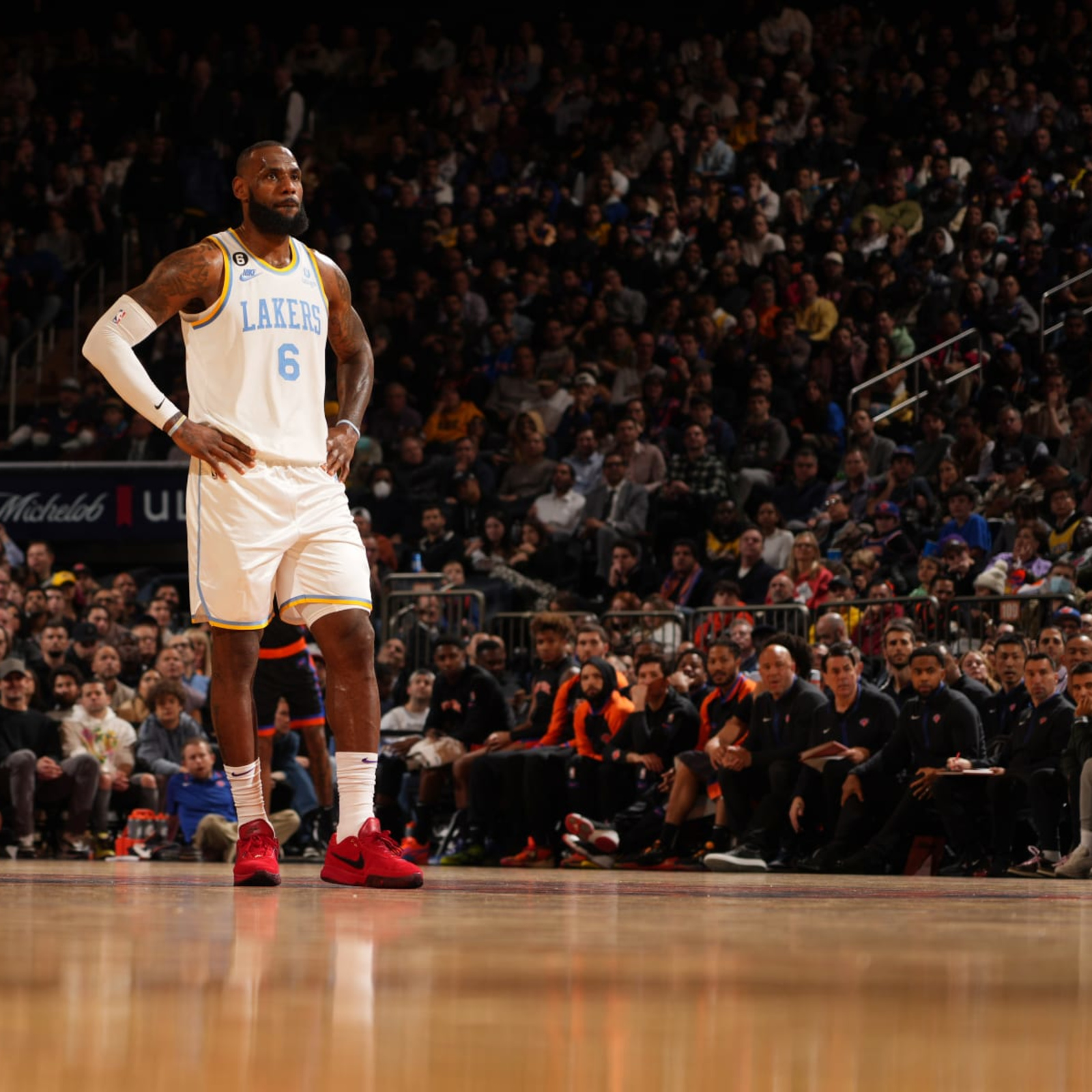 Lakers' LeBron James injures right foot, guts it out against Mavericks –  Orange County Register