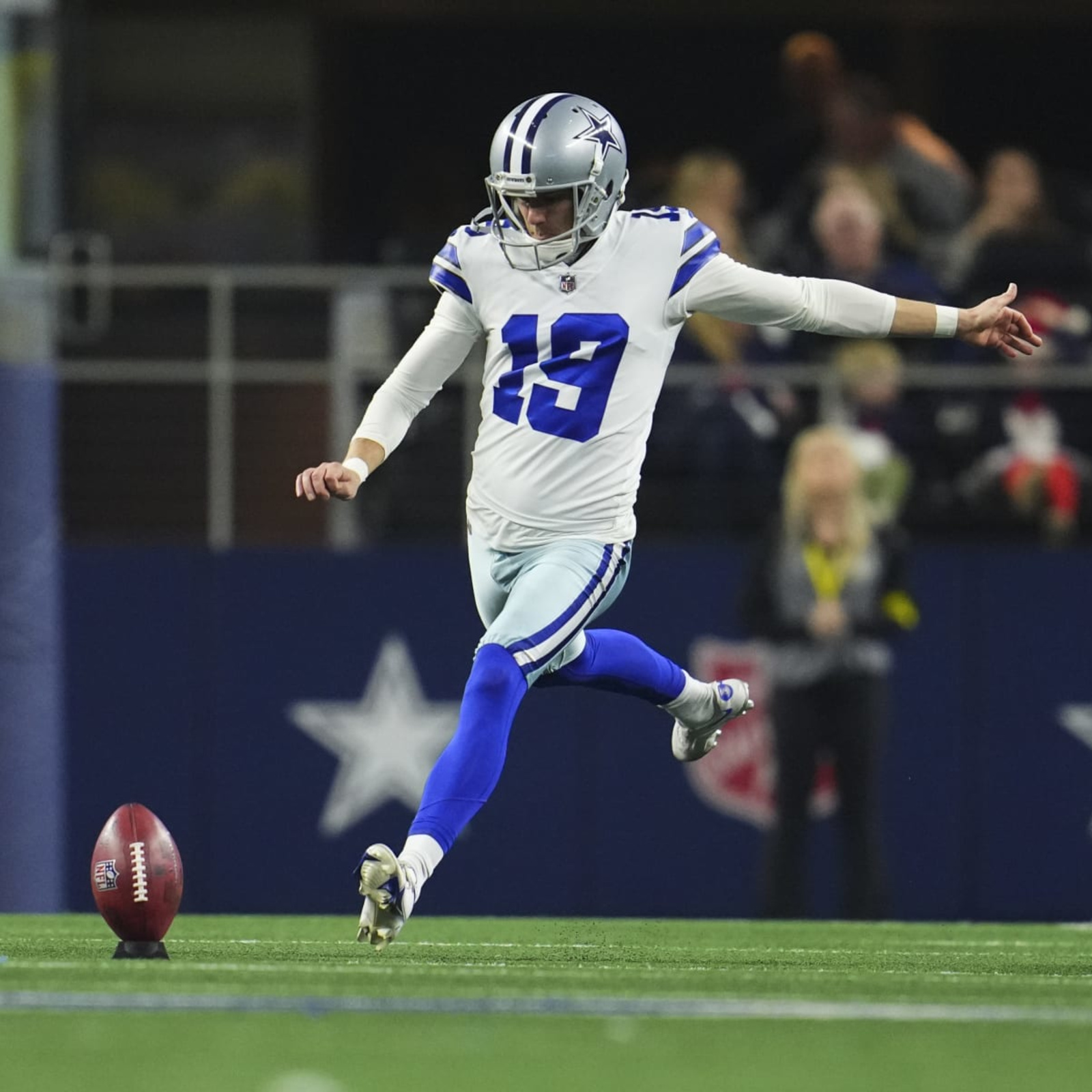 Cowboys' Jerry Jones bizarrely consoled Brett Maher after pregame struggles