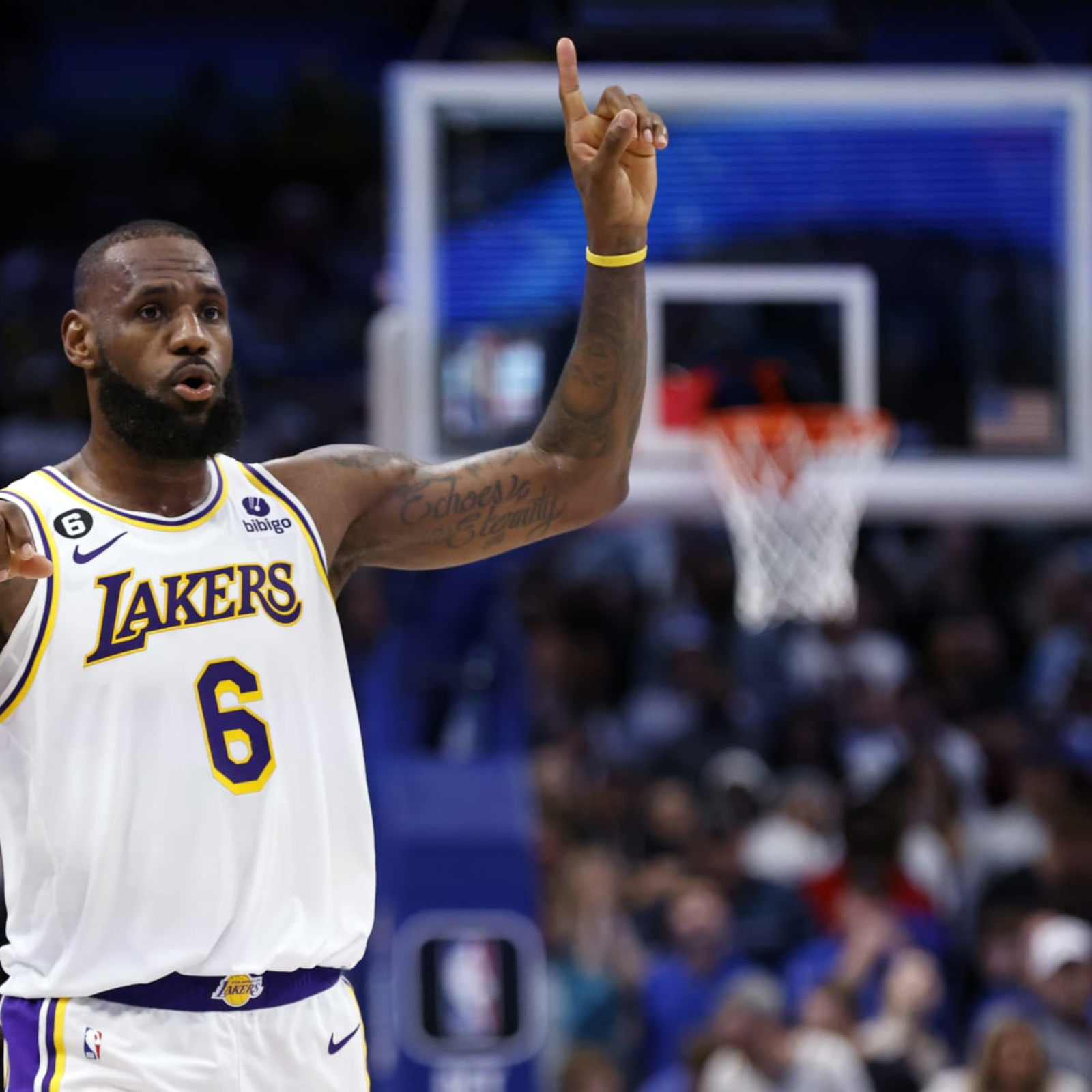 Lakers' LeBron James injures right foot, guts it out against