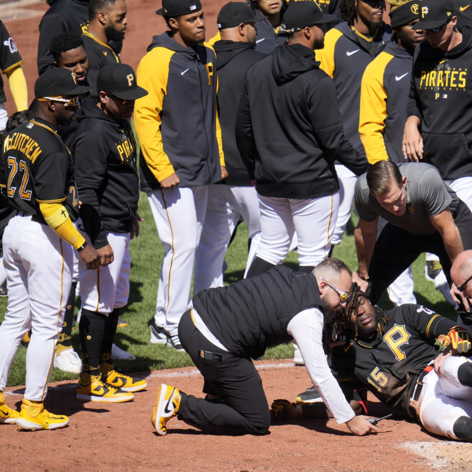 Pirates' Oneil Cruz Suffers Apparent Leg Injury vs. White Sox