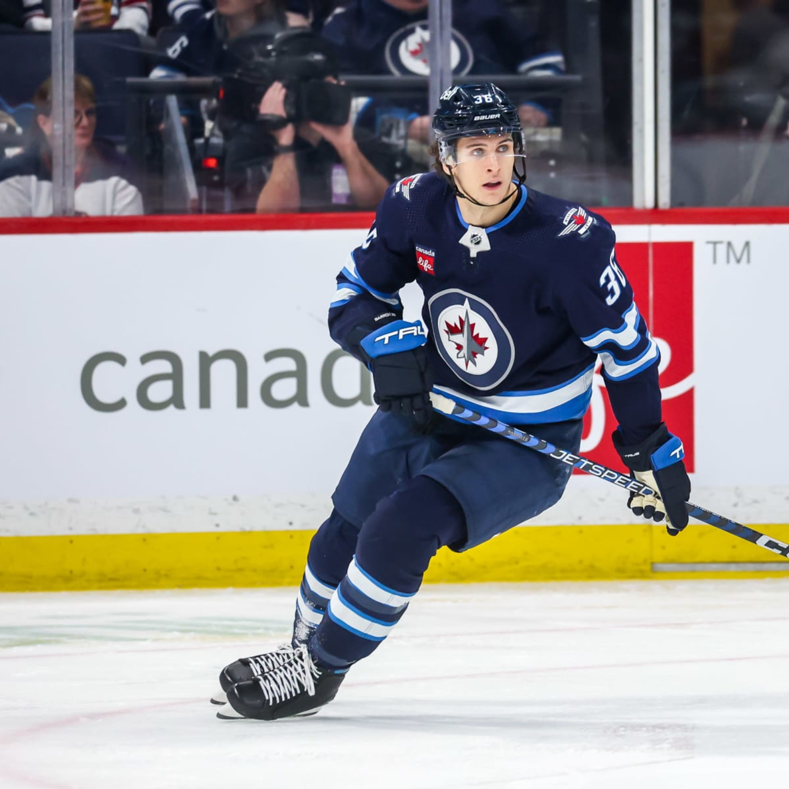 Jets' Barron returns to game with more than 75 stitches after taking skate  to head