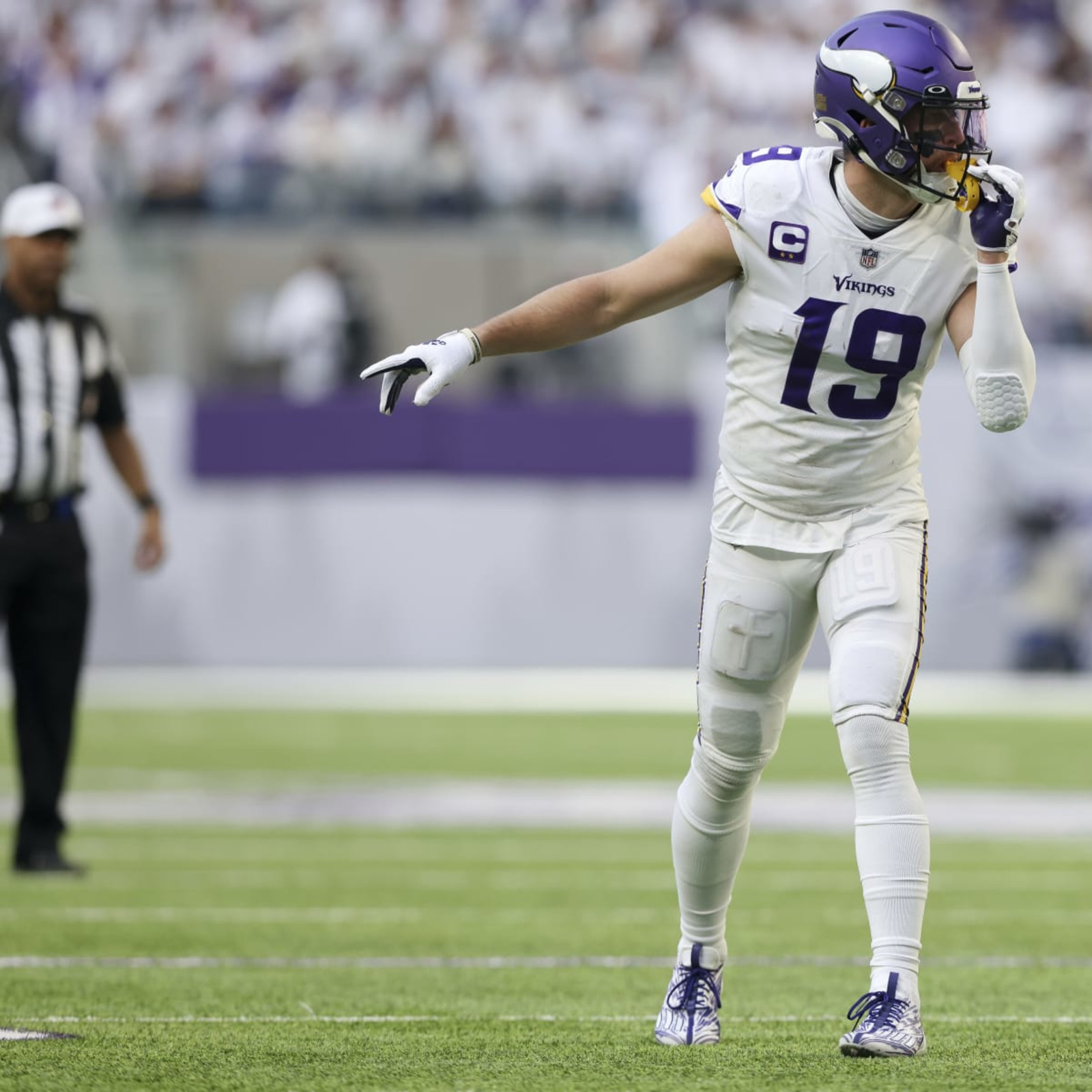 Adam Thielen restructures contract with Vikings