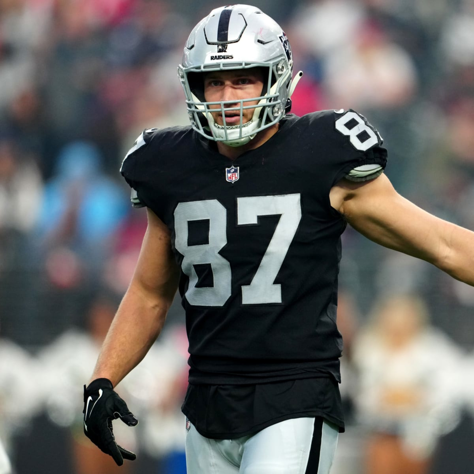 Raiders sign fourth-round pick tight end Foster Moreau