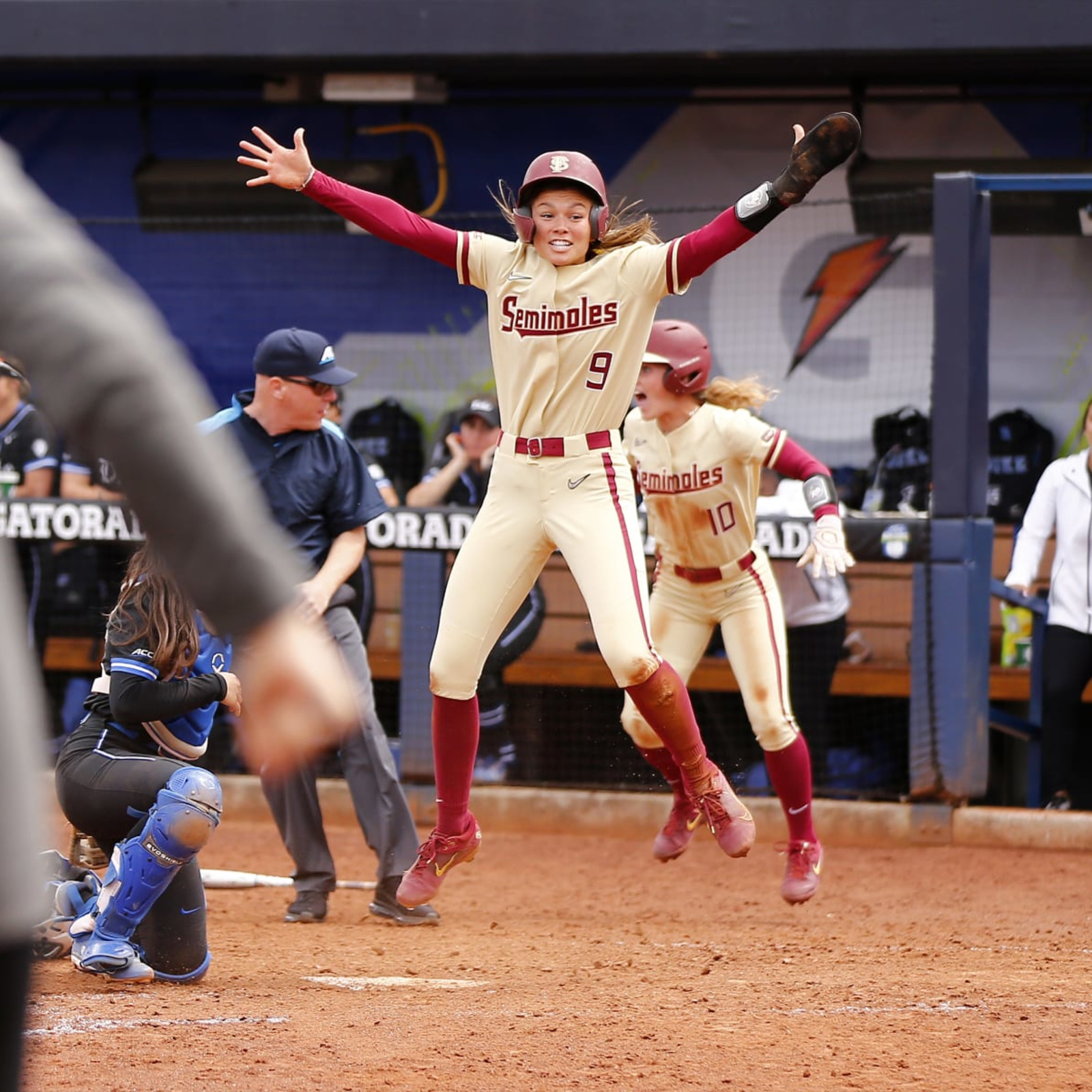 UCLA defeats Duke to advance to Women's College World Series - Los Angeles  Times