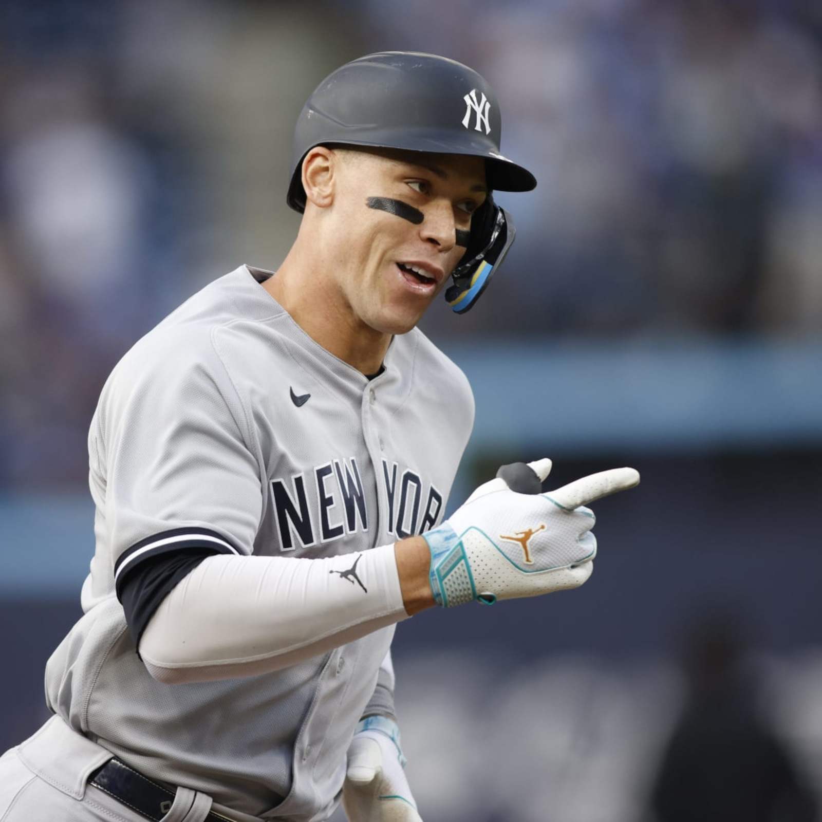 Yankees slugger Aaron Judge sparks controversy with glance at bench