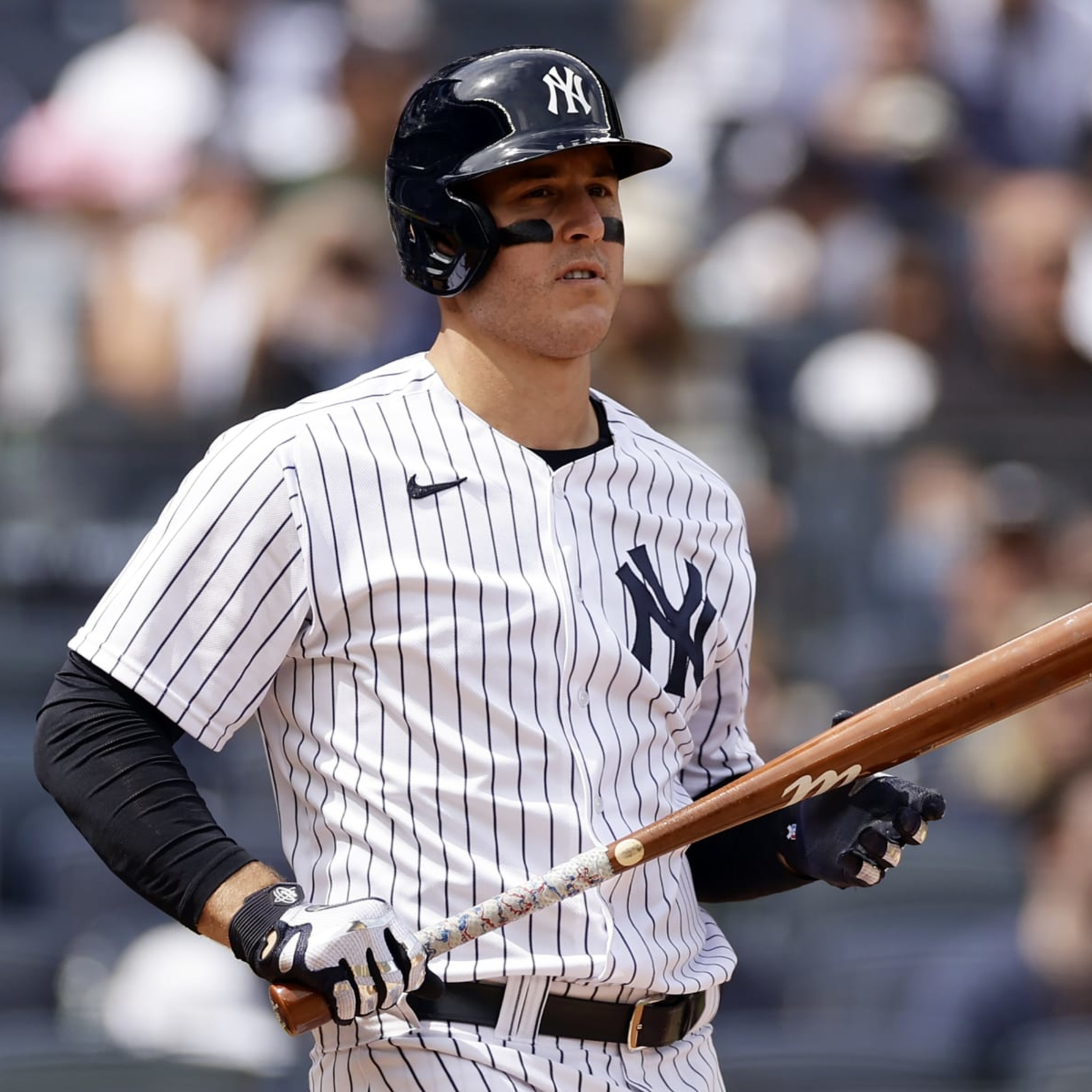 Rizzo delivers go-ahead hit, injures neck as Yanks beat Padres 10-7