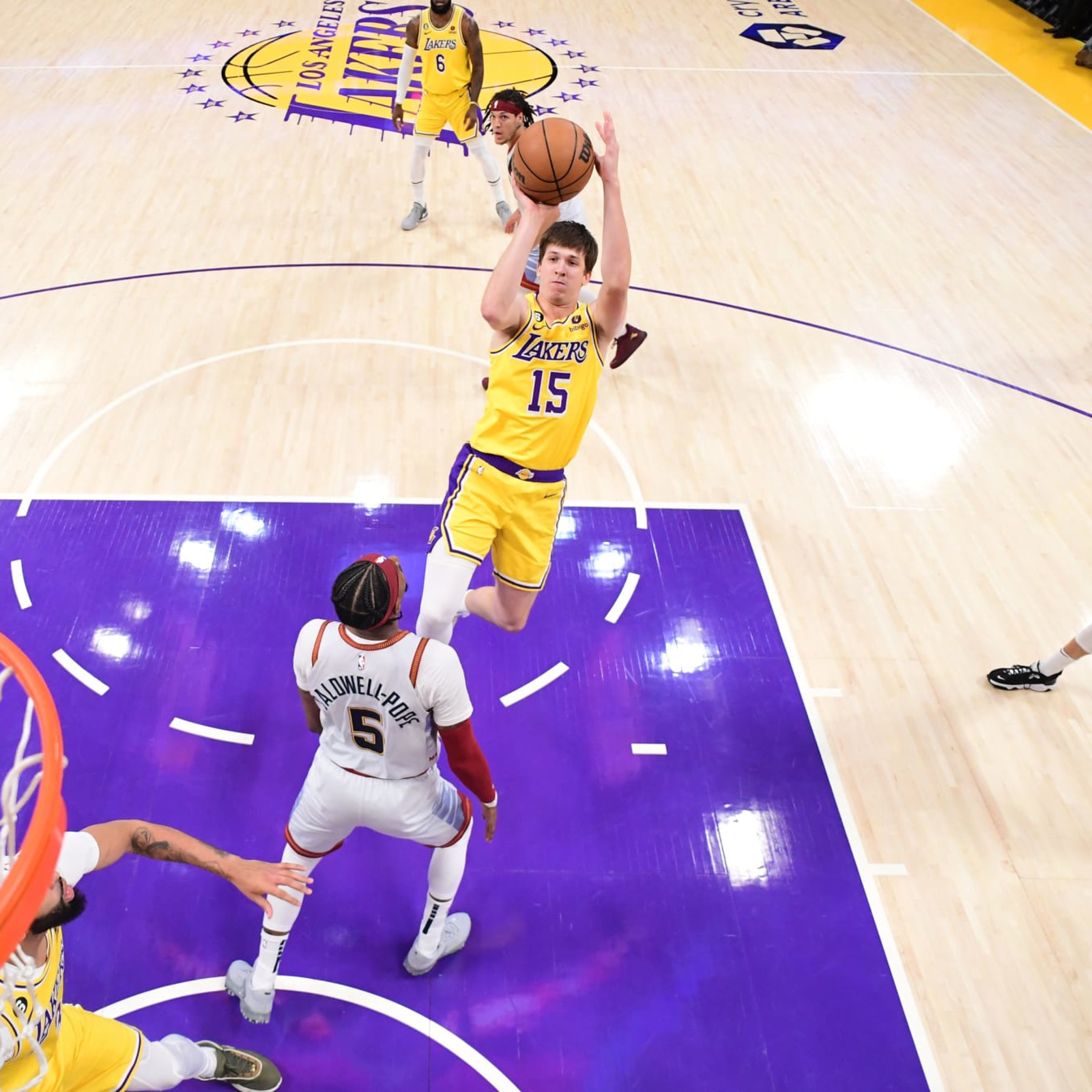 NBA - The Los Angeles Lakers improve to 1-2 in the