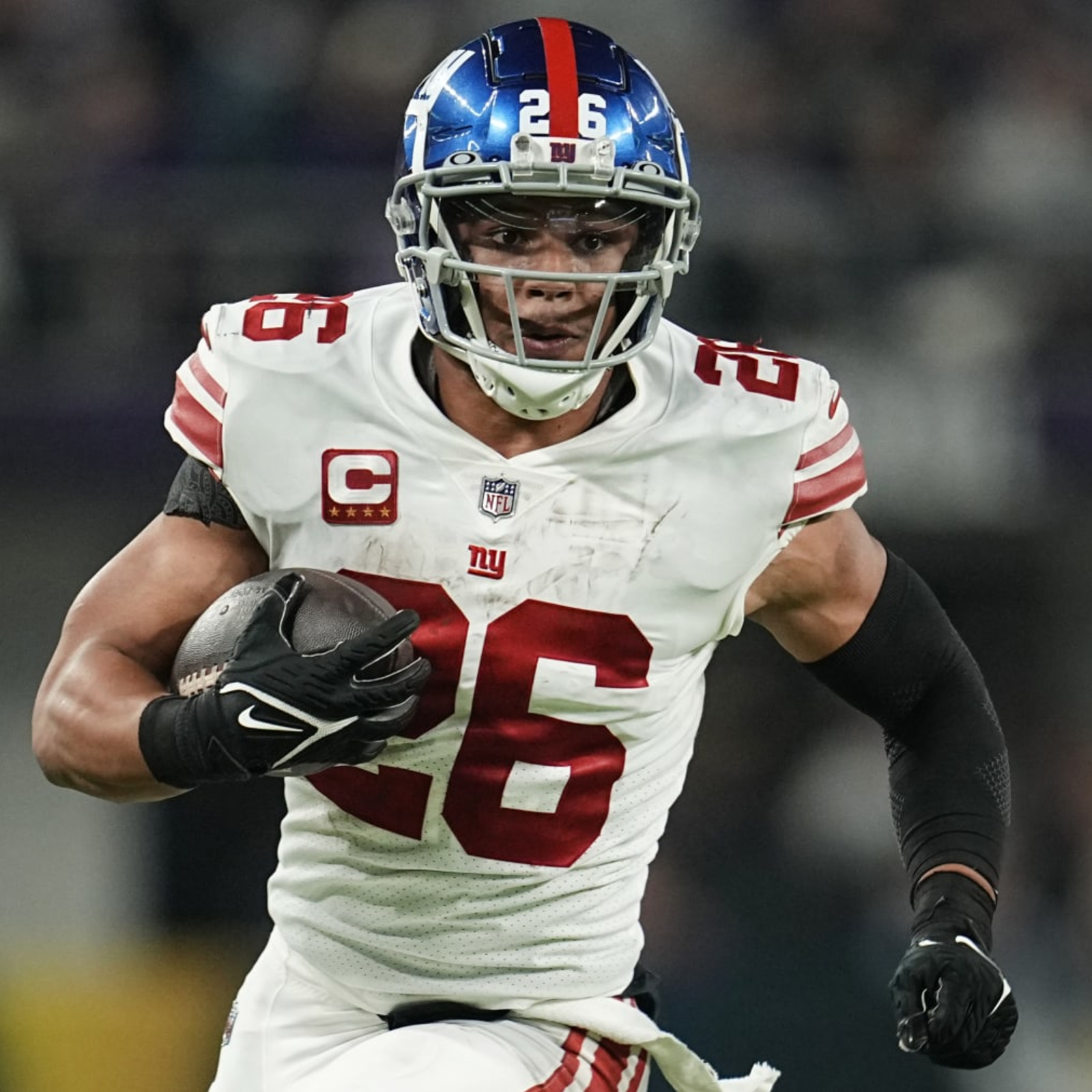 New York Giants running back Saquon Barkley (26) keeps his hands