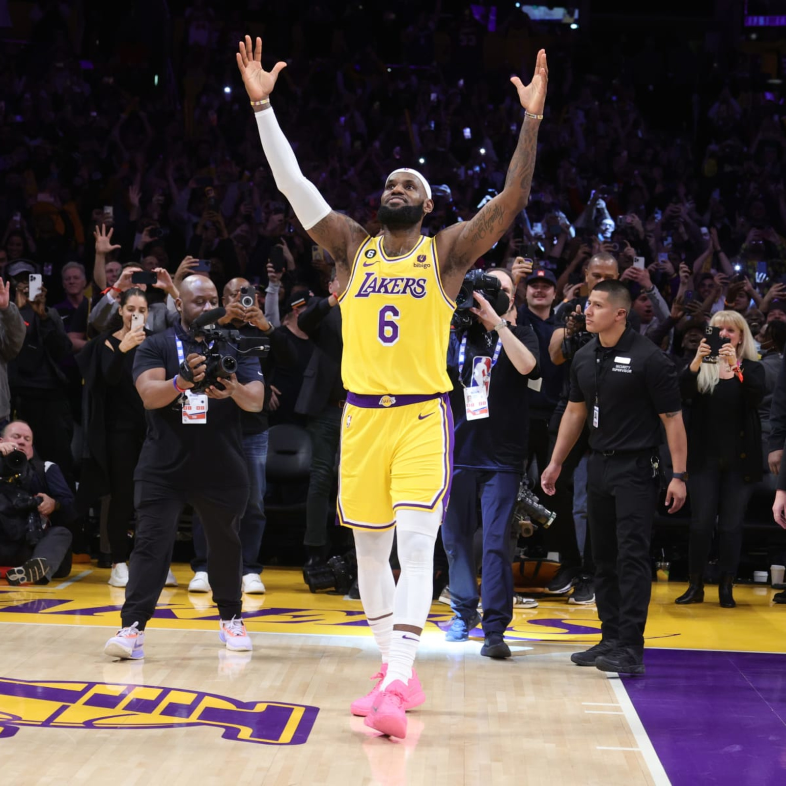 Mark Medina on X: Steph Curry and LeBron James are at the top of NBA  jersey sales. The Warriors and Lakers also have the overall lead.   / X