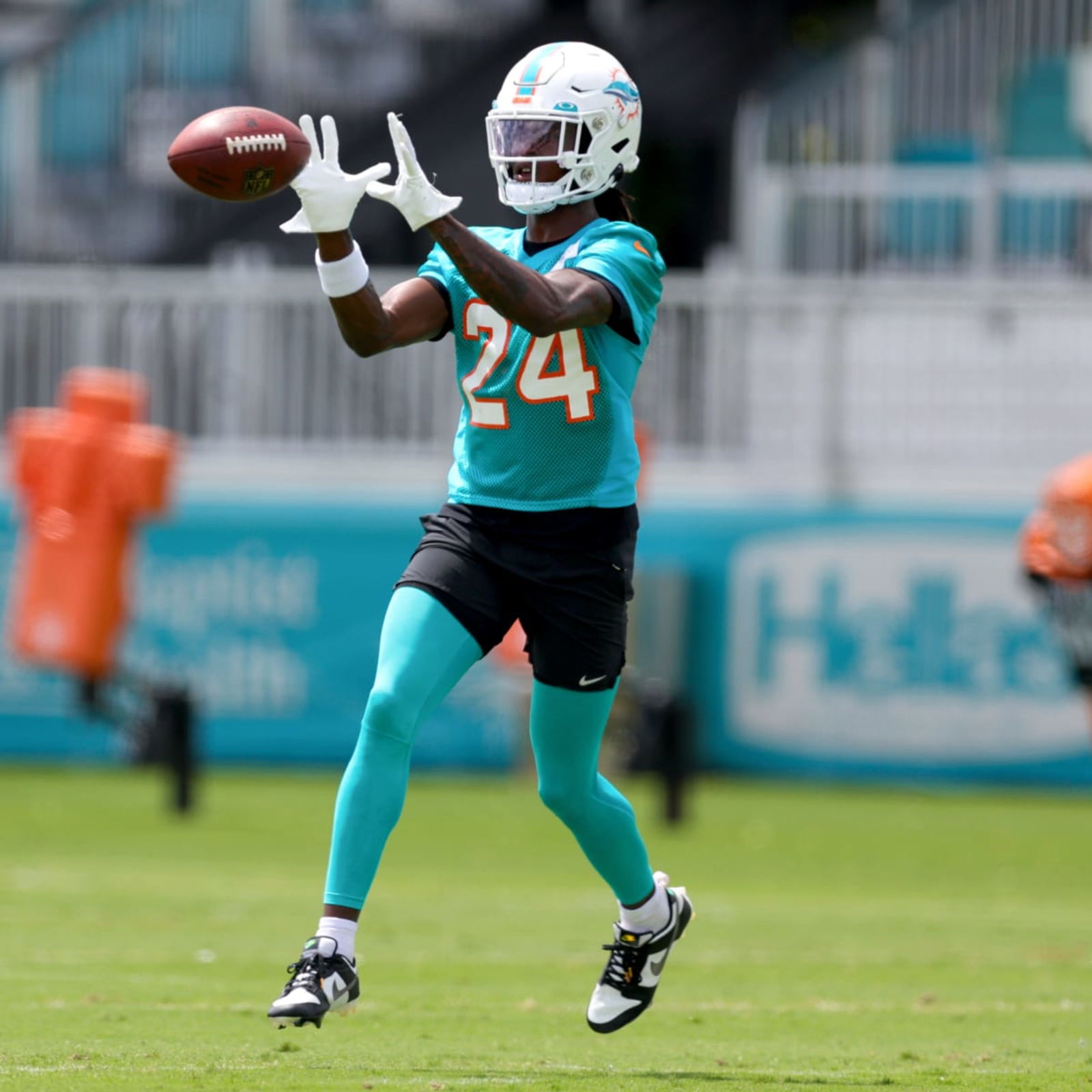 De'Von Achane and fellow rookies report to Dolphins training camp