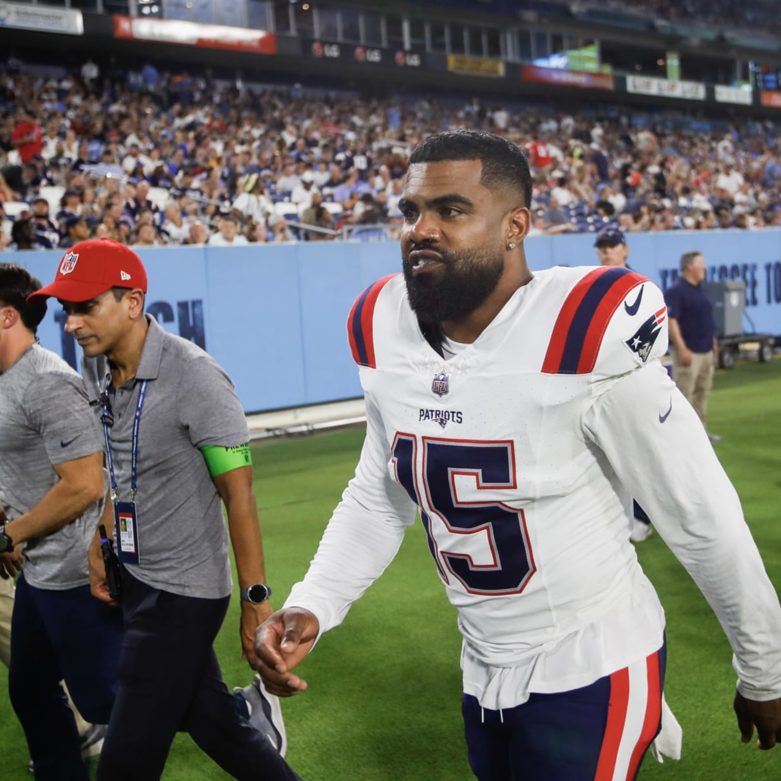 Ezekiel Elliott flexes new one-of-a-kind reversible diamond chain