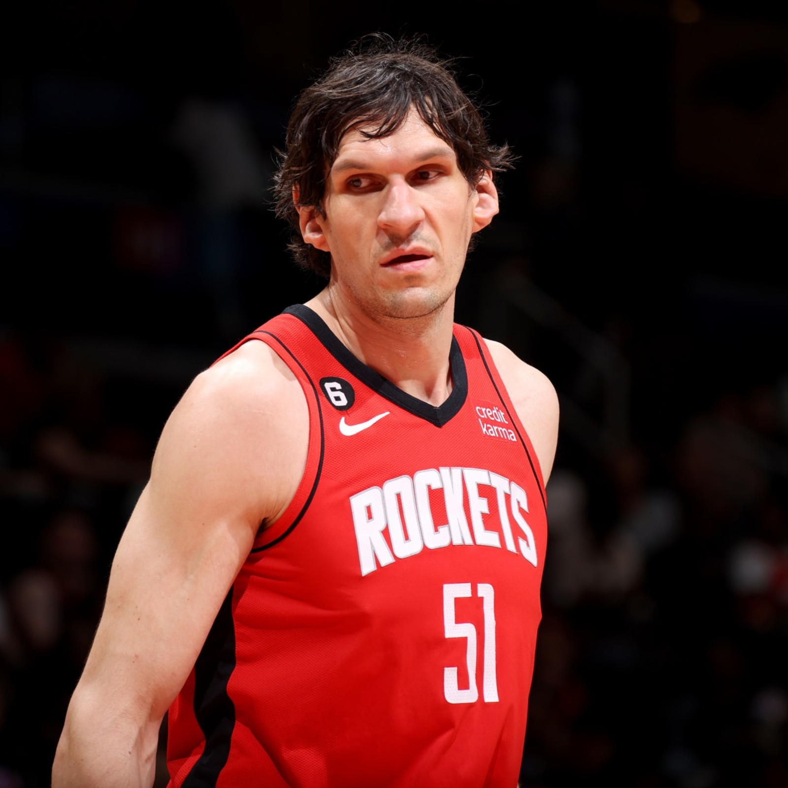 Boban Marjanovic segue no Houston Rockets mais uma temporada