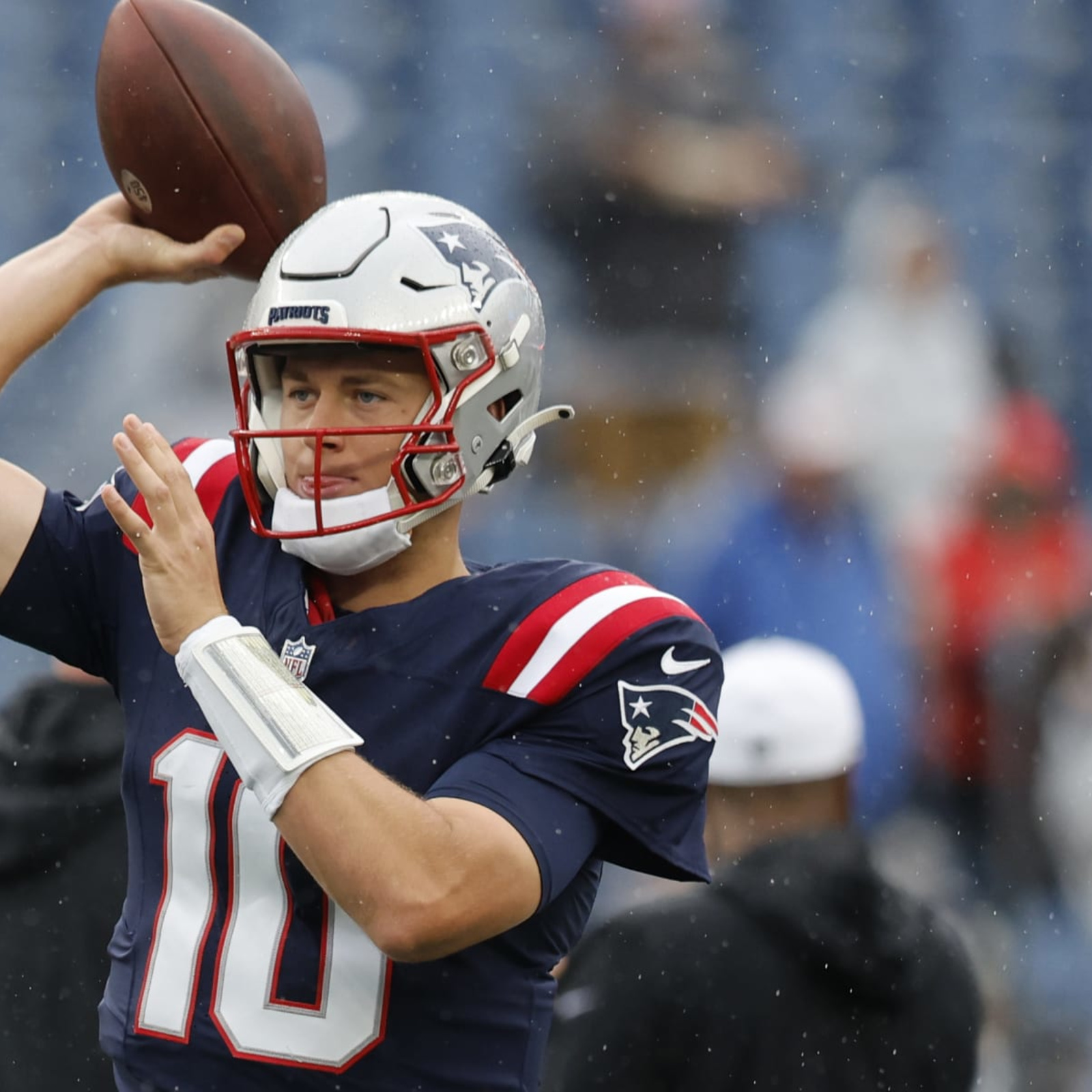 Jalen Hurts, Eagles build early lead, hang on to beat Patriots 25-20 as Tom  Brady is honored