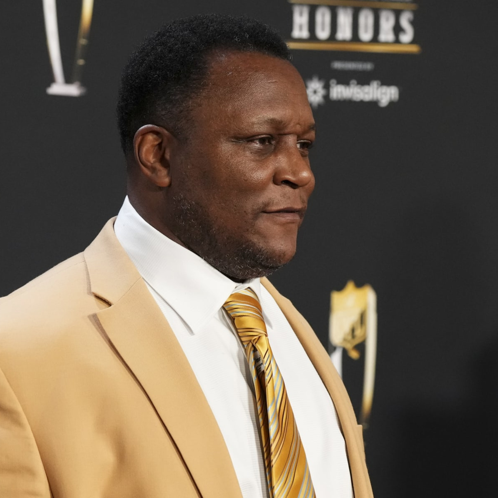 Detroit Lions unveil Barry Sanders statue outside of Ford Field