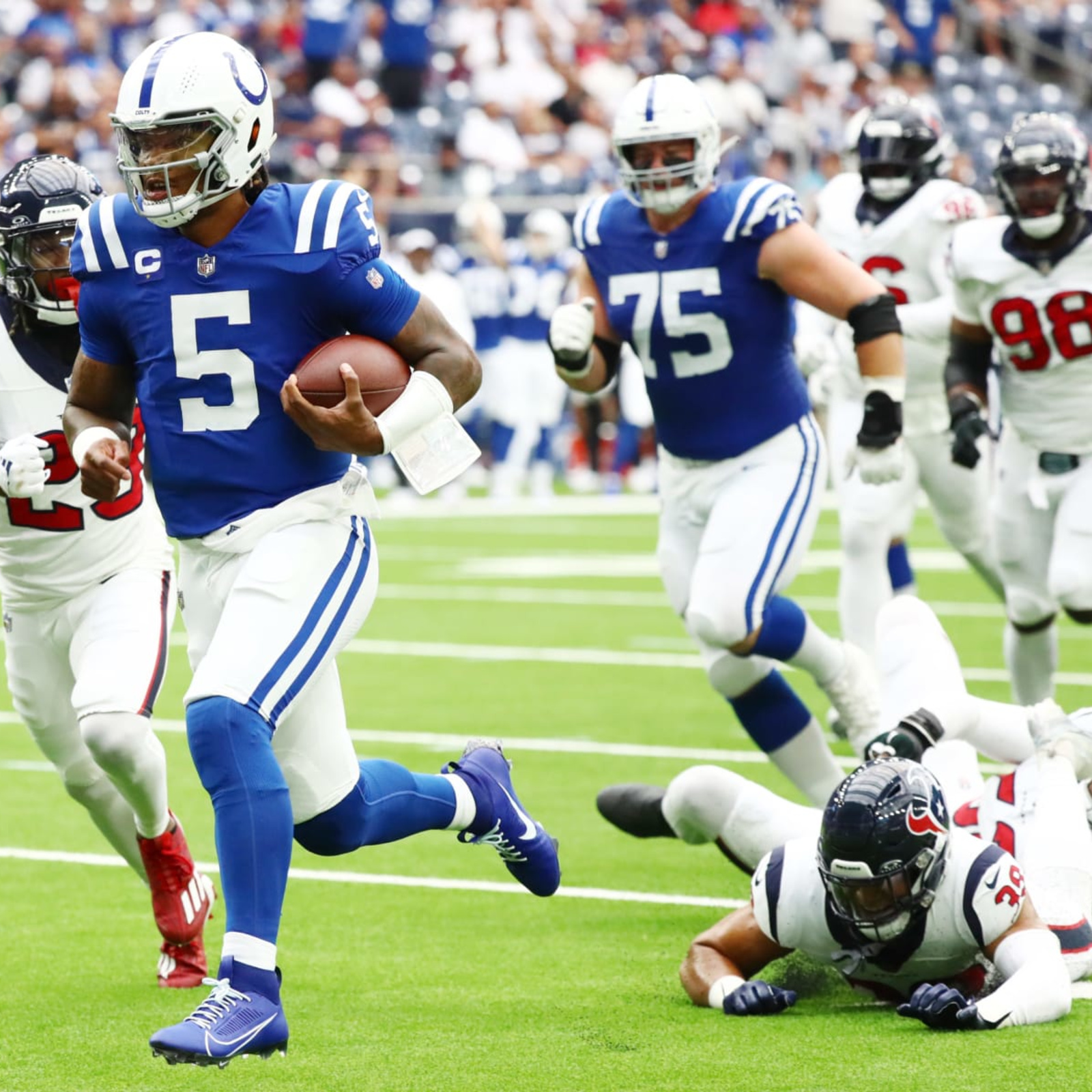 Colts' Anthony Richardson rushes for 2 touchdowns, leaves game with  concussion in dominant win over Texans