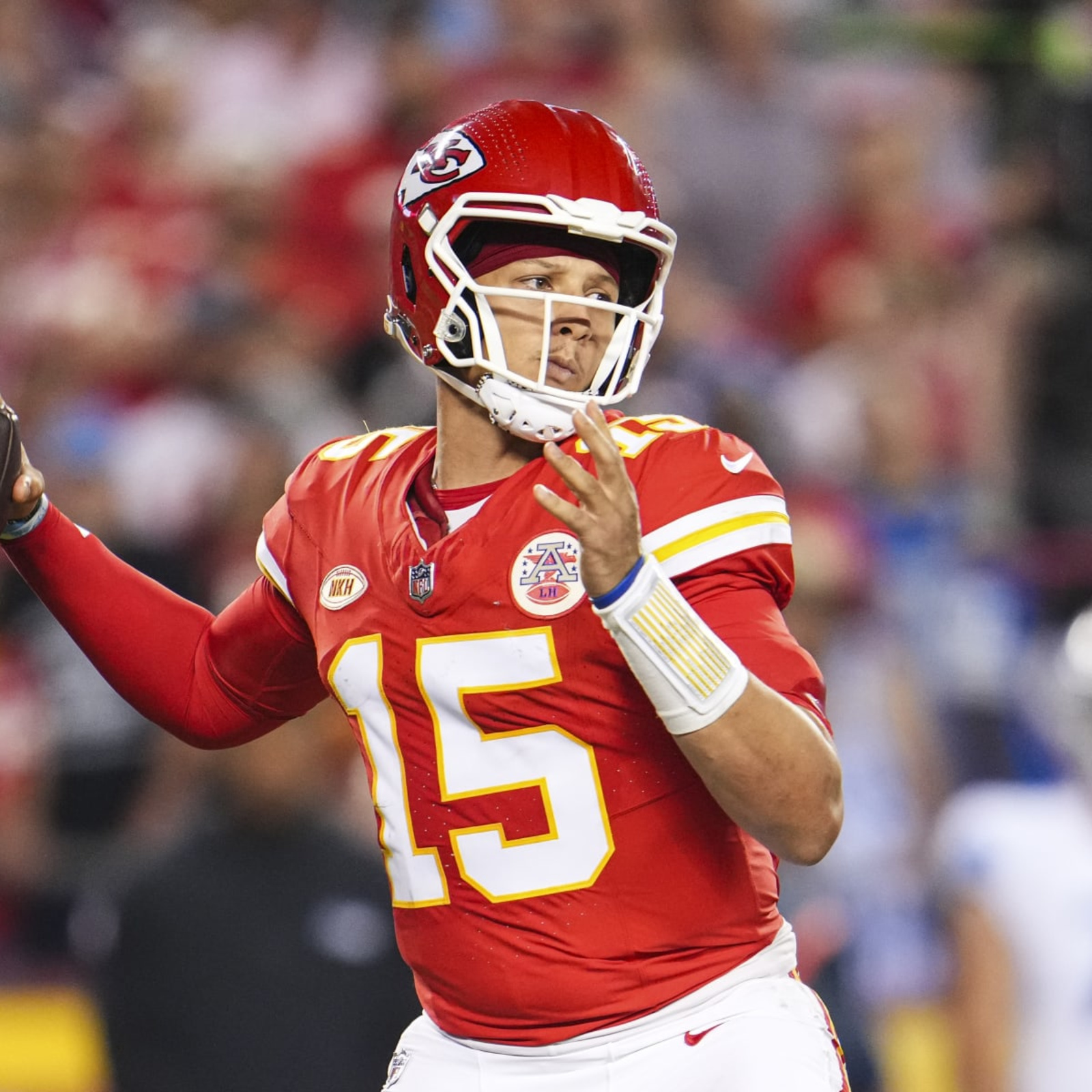 Chiefs, Mahomes agree to restructured deal to include big pay