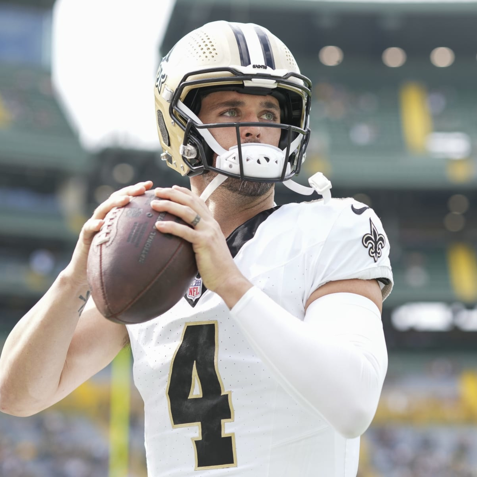 Saints' Derek Carr getting evaluated for shoulder injury after loss to  Packers