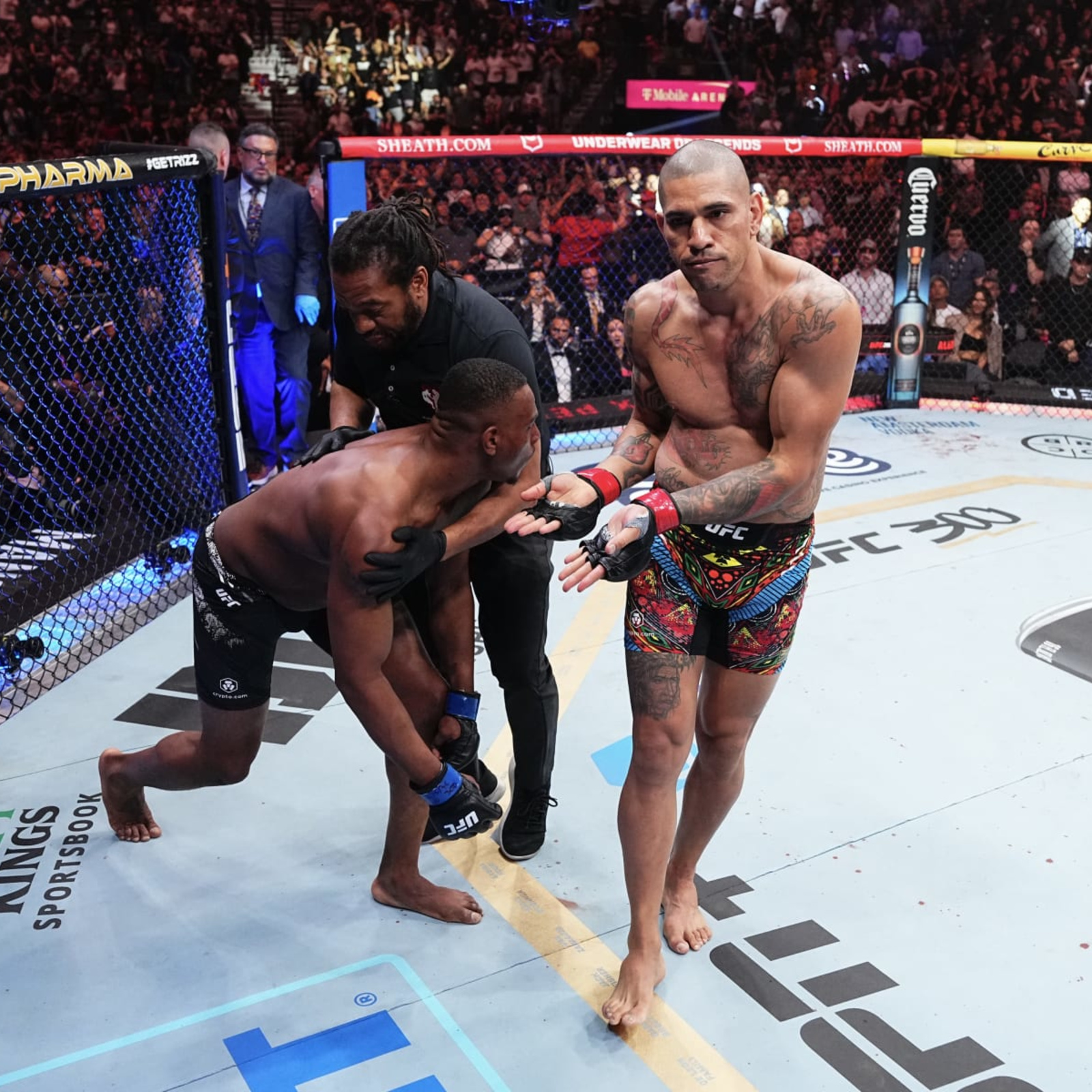 Alex Pereira Beats Jamahal Hill via TKO at UFC 300, Defends Light Heavyweight Title | News, Scores, Highlights, Stats, and Rumors | Bleacher Report