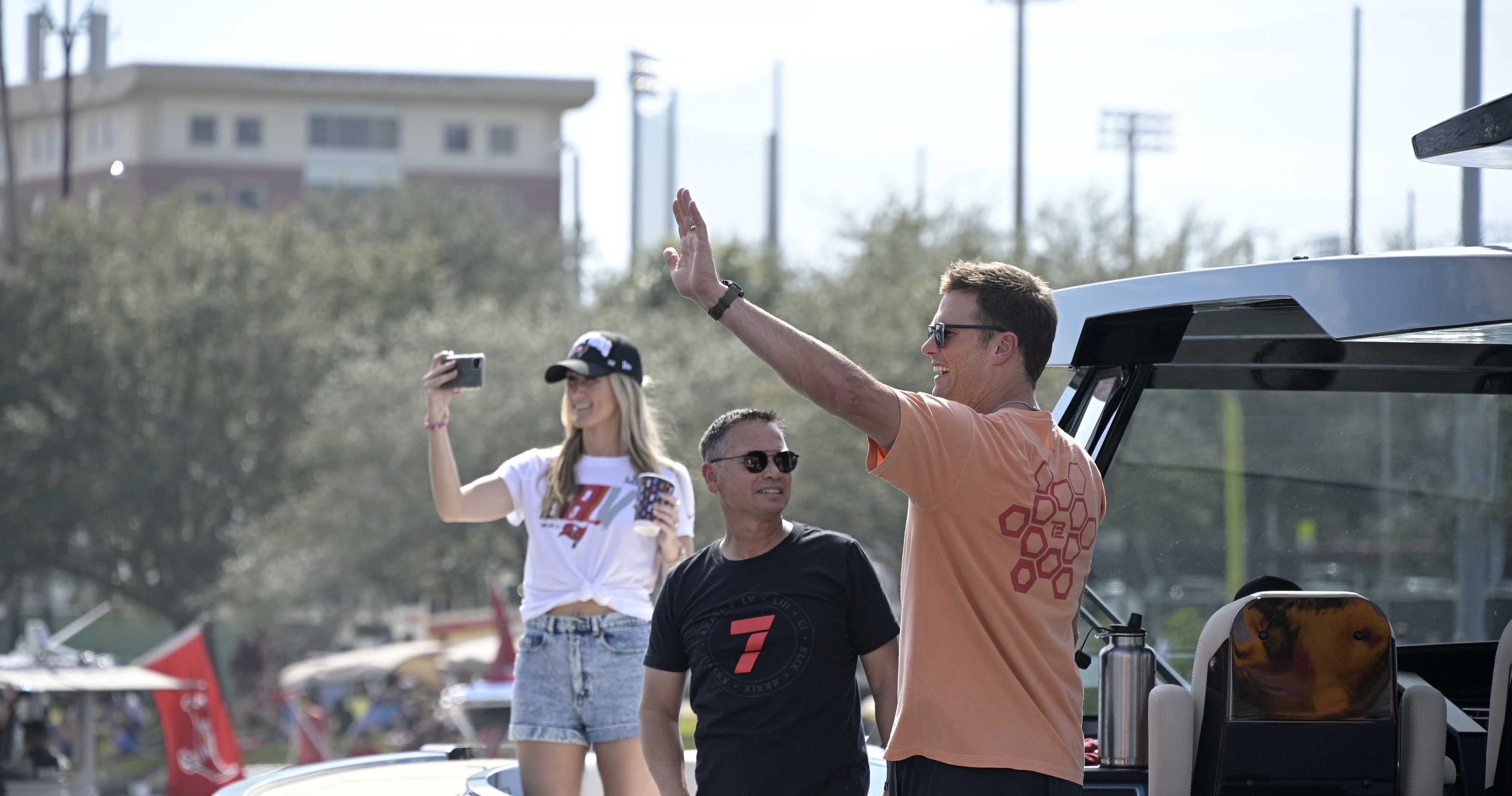 Brady throws Lombardi Trophy from one boat to another