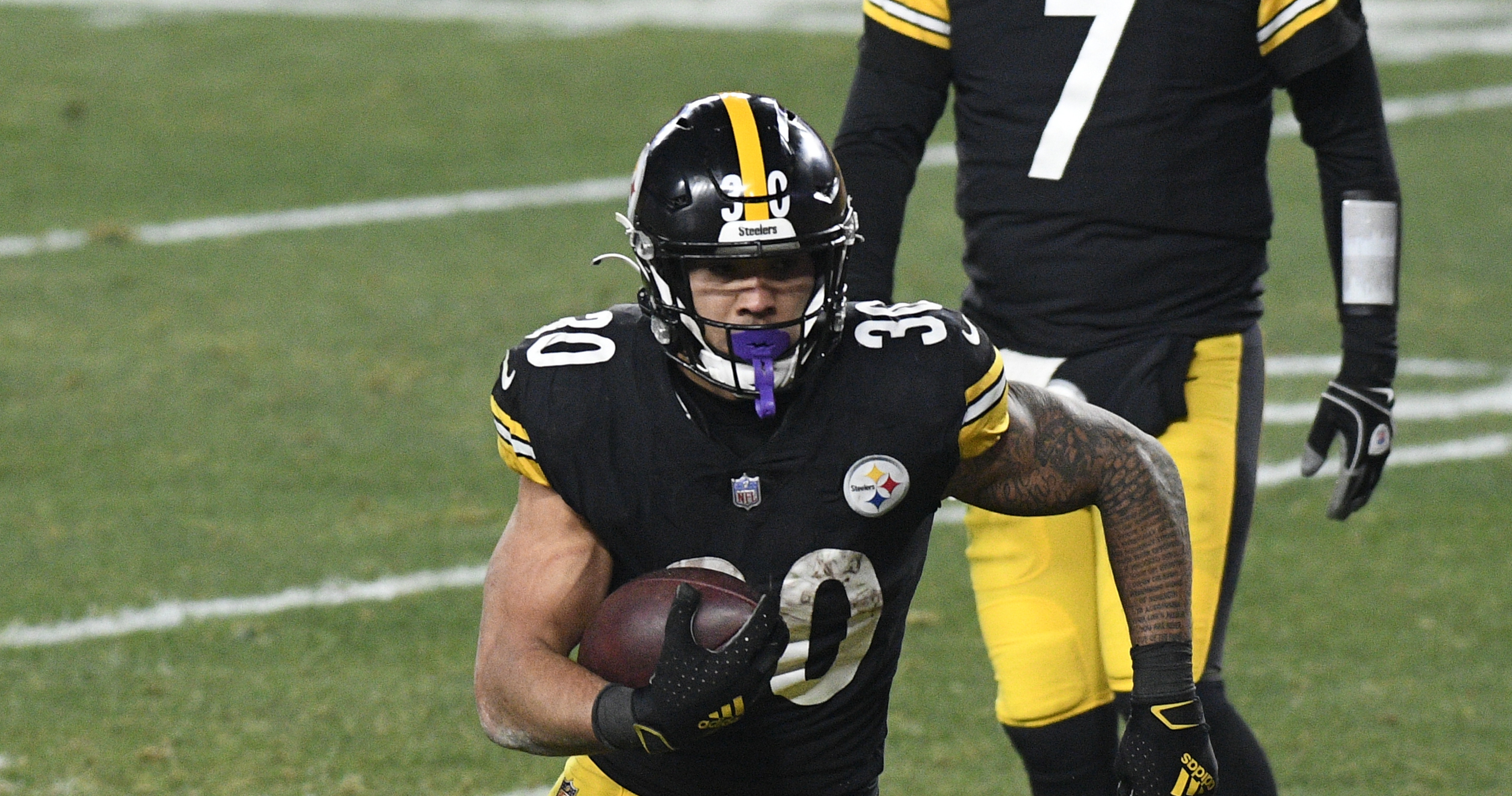 Ex-Steelers RB James Conner Re-Signs With Cardinals