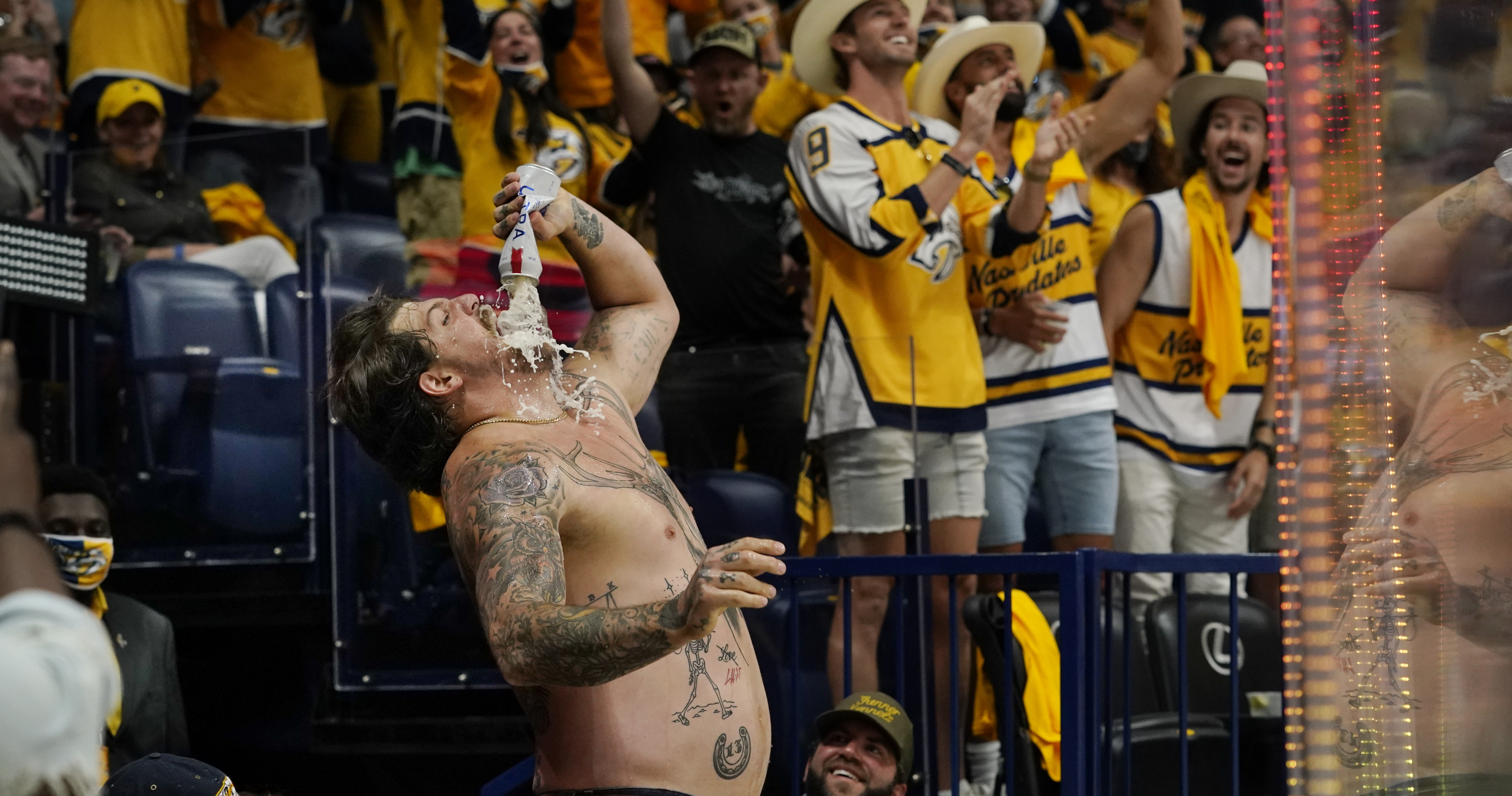 Tennessee Titans OL Taylor Lewan, eccentric Predators fan, got a visit from  the Stanley Cup