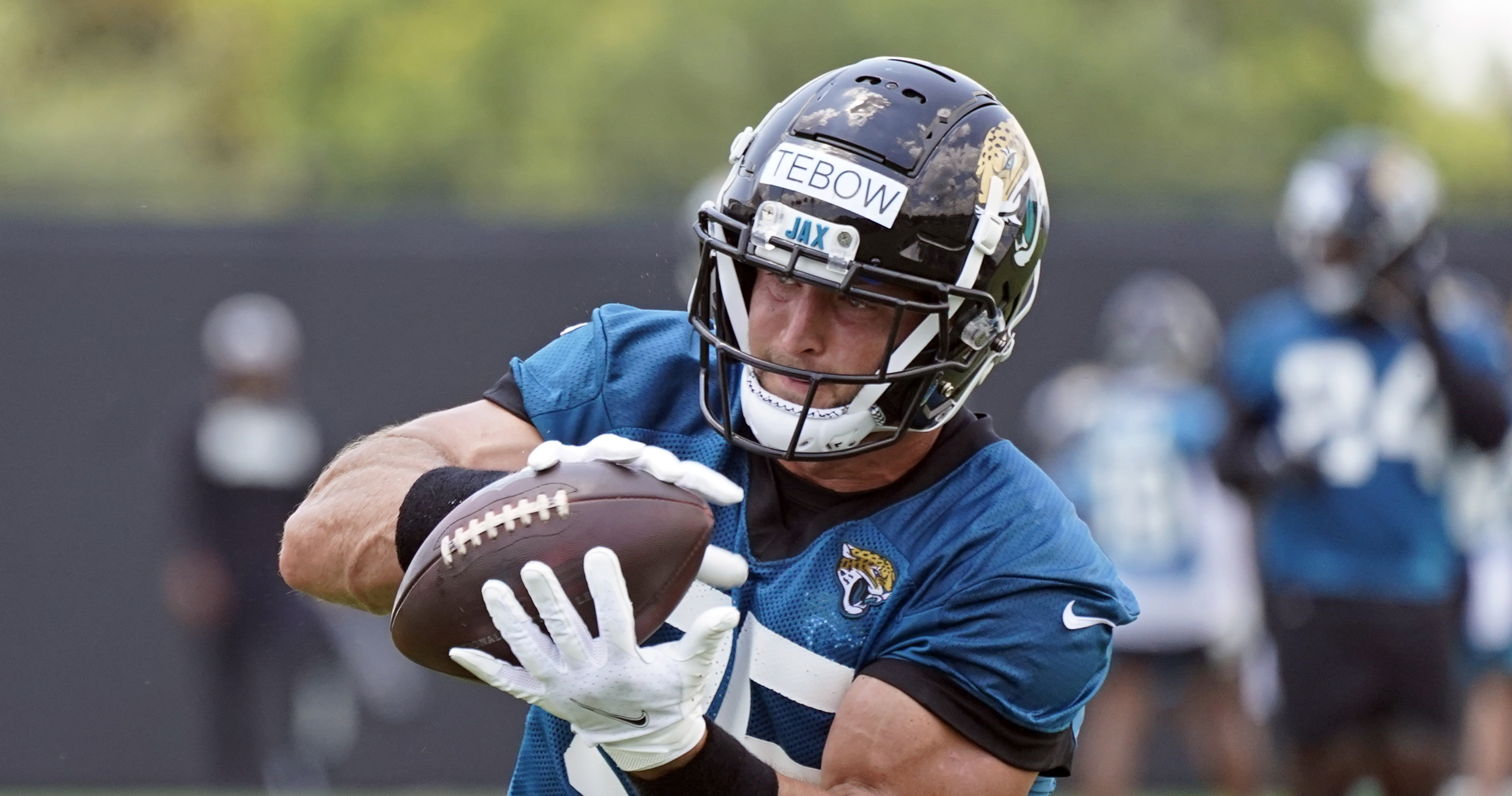 Tim Tebow Officially Signs With Jacksonville Jaguars as Tight End