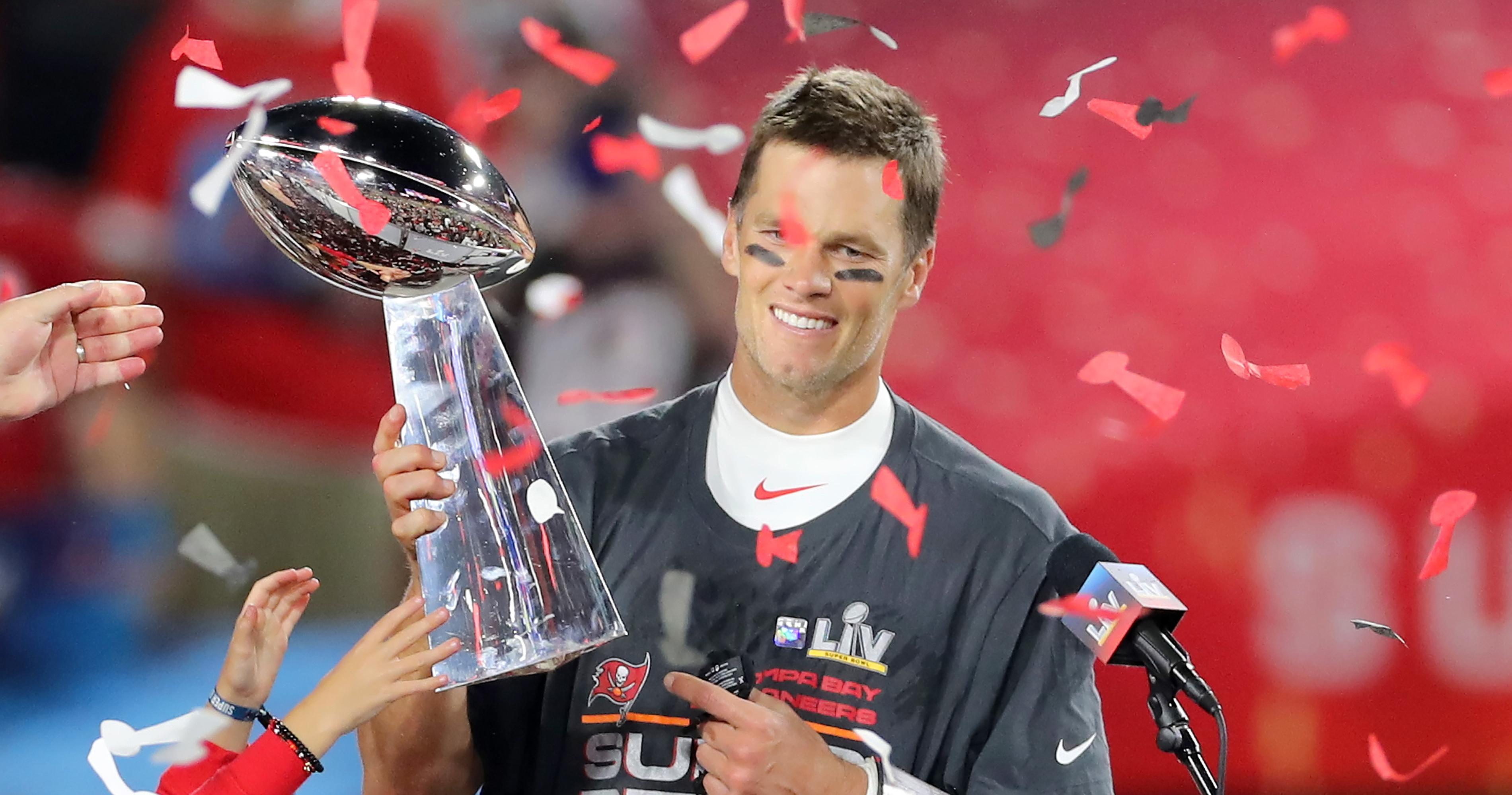 Tom Brady, Rob Gronkowski being trolled by the Stanley Cup: 'I'm too heavy  to throw' 