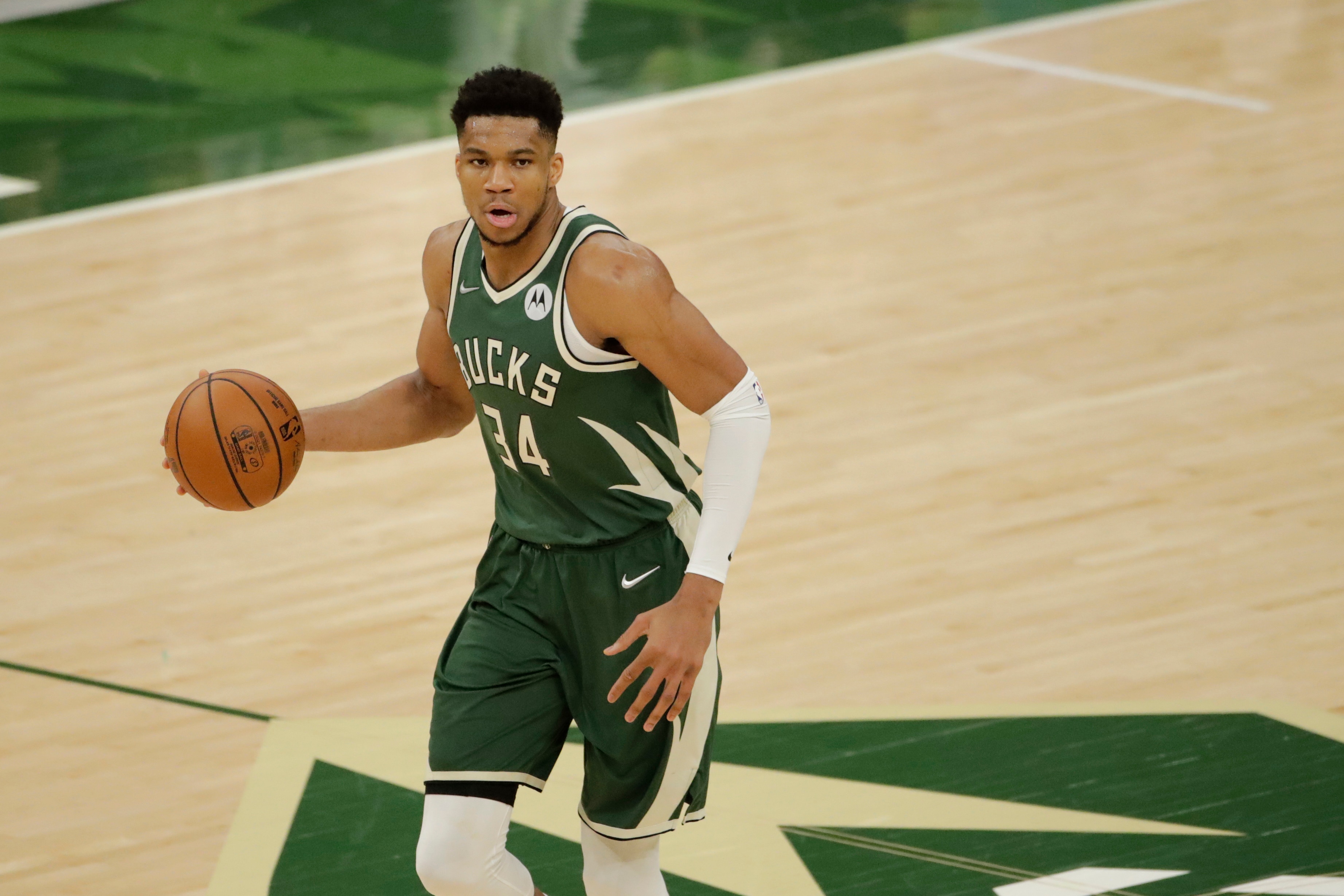 Giannis Antetokounmpo Says His Knee 'Feels Great' Ahead of Suns vs