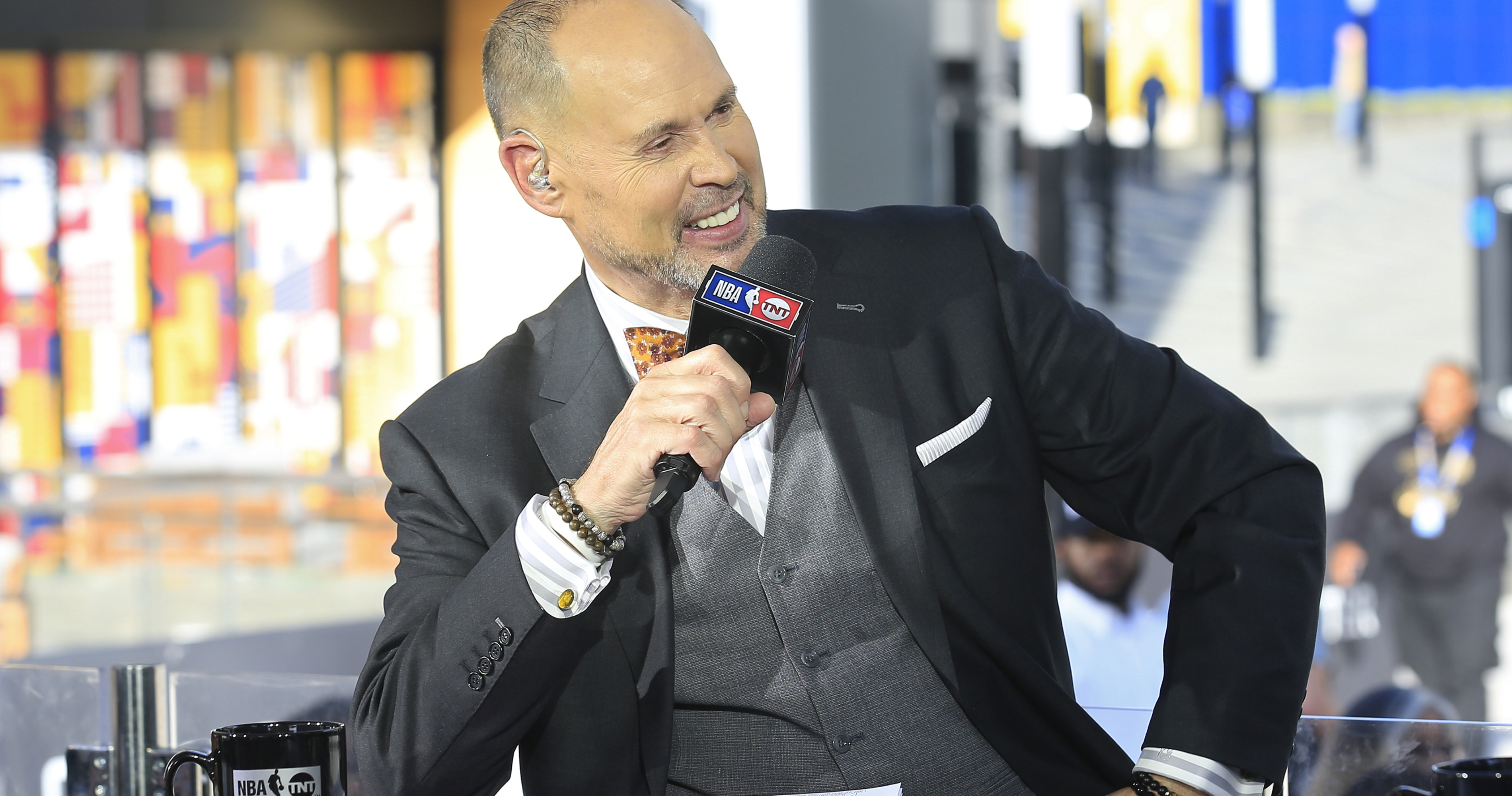 Video 'Inside the NBA' Host Ernie Johnson Gives Inspiring Speech to