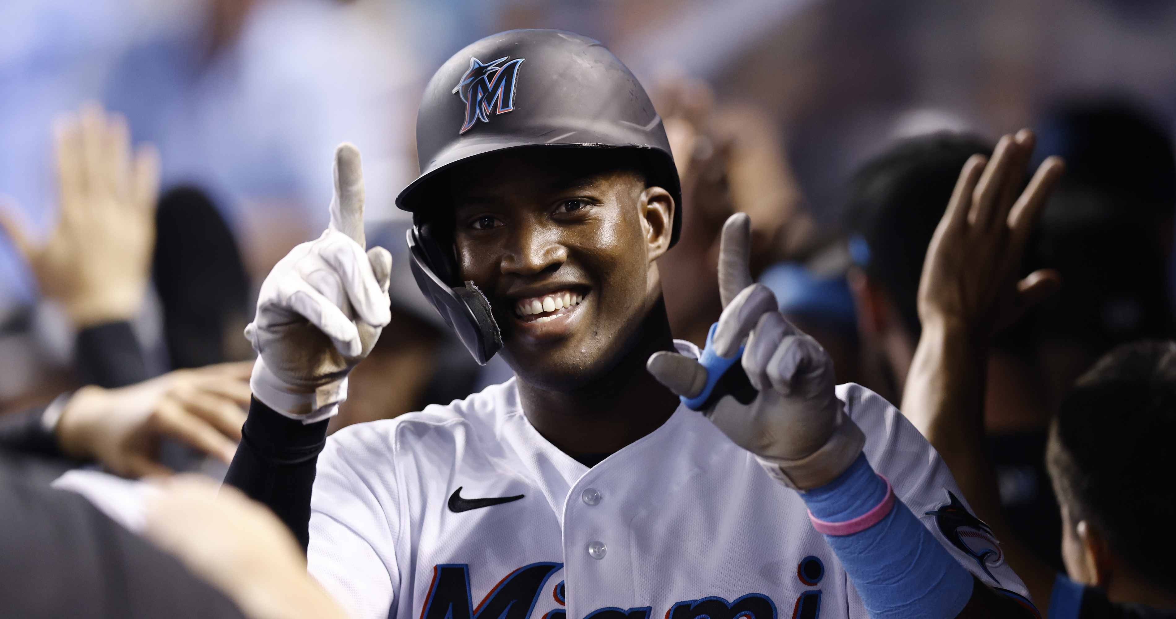 Video: Marlins' Jesus Sanchez Makes Wild Barehanded Catch on Fly Ball ...